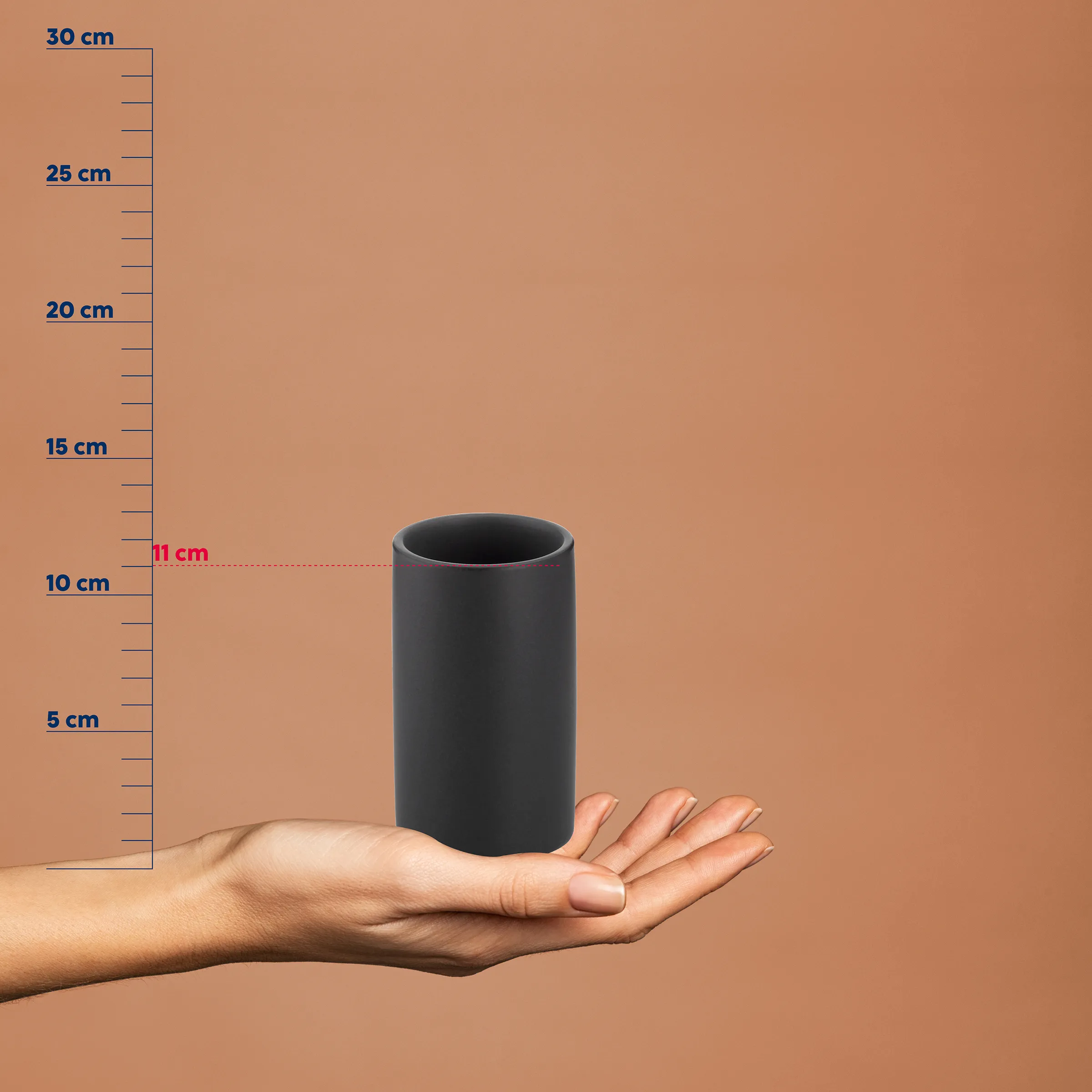 Zylinderbehälter Größenvergleich - Schwarz 11 cm Durchmesser Schwarzer zylindrischer Behälter mit 11 cm Durchmesser liegt auf einer Hand, Größenvergleich mit Zentimeter-Skala