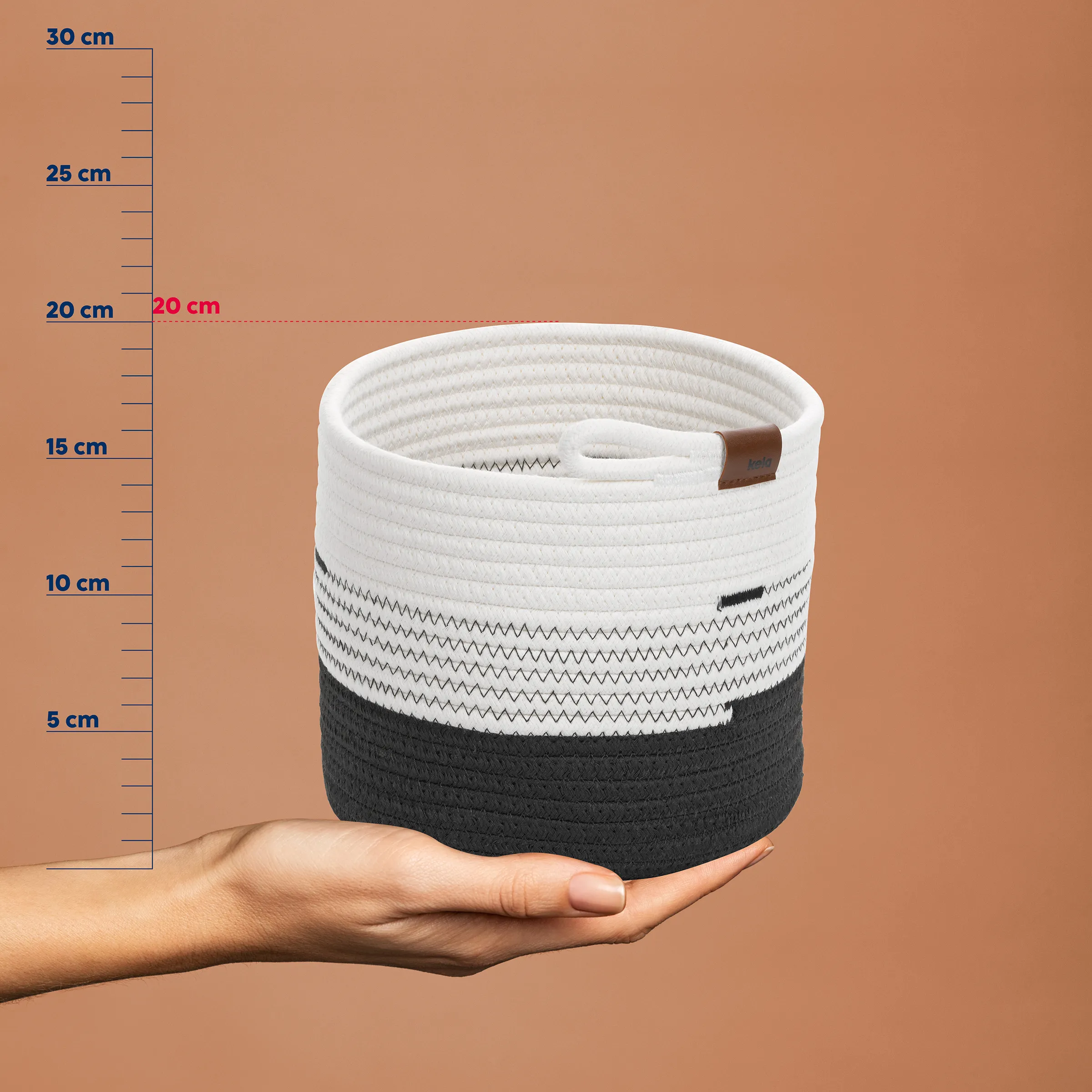 Aufbewahrungskorb Stoff gewebt 20cm Durchmesser Gewebter Aufbewahrungskorb in Weiß, Grau und Schwarz mit Maßstab, etwa 20 cm Durchmesser und 15 cm Höhe
