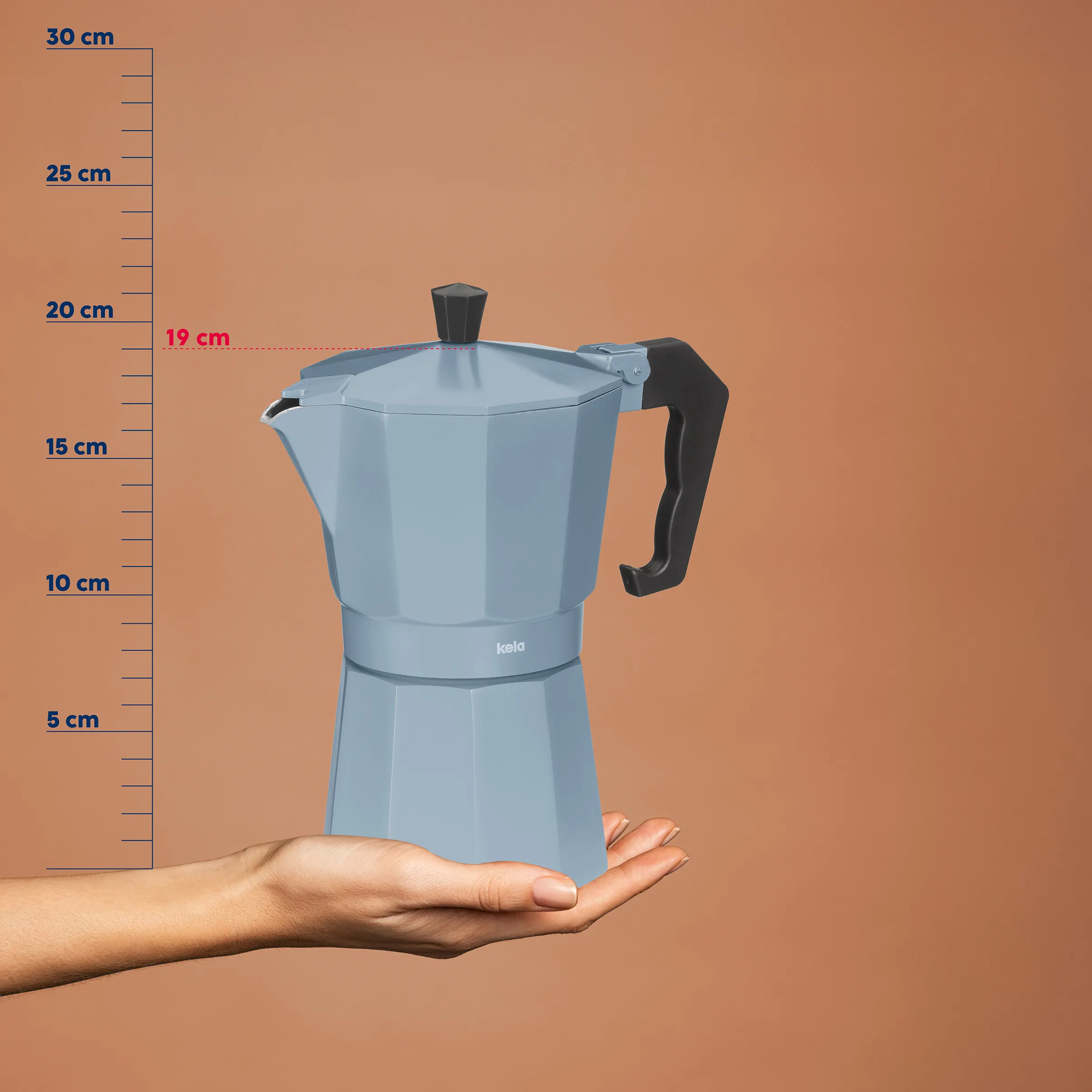 Moka-Topf Espressokocher 19 cm Höhe Grauer Moka-Topf mit schwarzem Griff in der Hand vor einer Messskala von 0-30 cm, Höhe etwa 19 cm