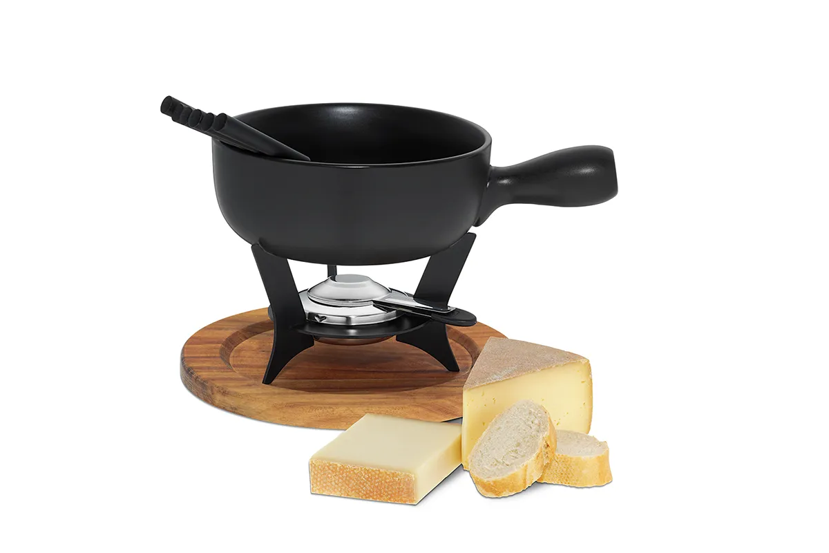 Käsefondue Set - Keramiktopf mit Rechaud und Zubehör Käsefondue-Set mit schwarzem Keramiktopf auf Holzständer, Fondue-Gabel und Käsesorten