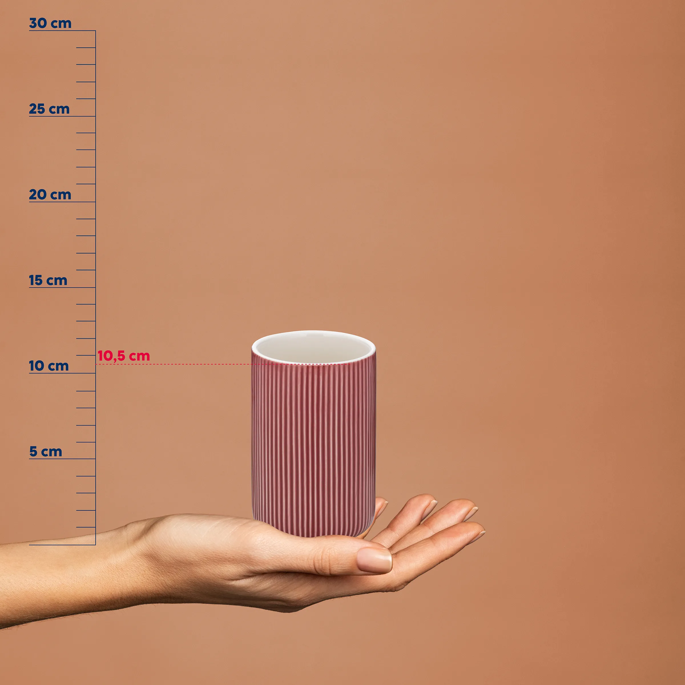 Keramikbecher Größenvergleich - Kaffeebecher mit Maßstab Keramikbecher mit bordeaux-roten vertikalen Rillen in einer Hand, neben einer Größenskala von 5 bis 30 cm, Durchmesser 10,5 cm