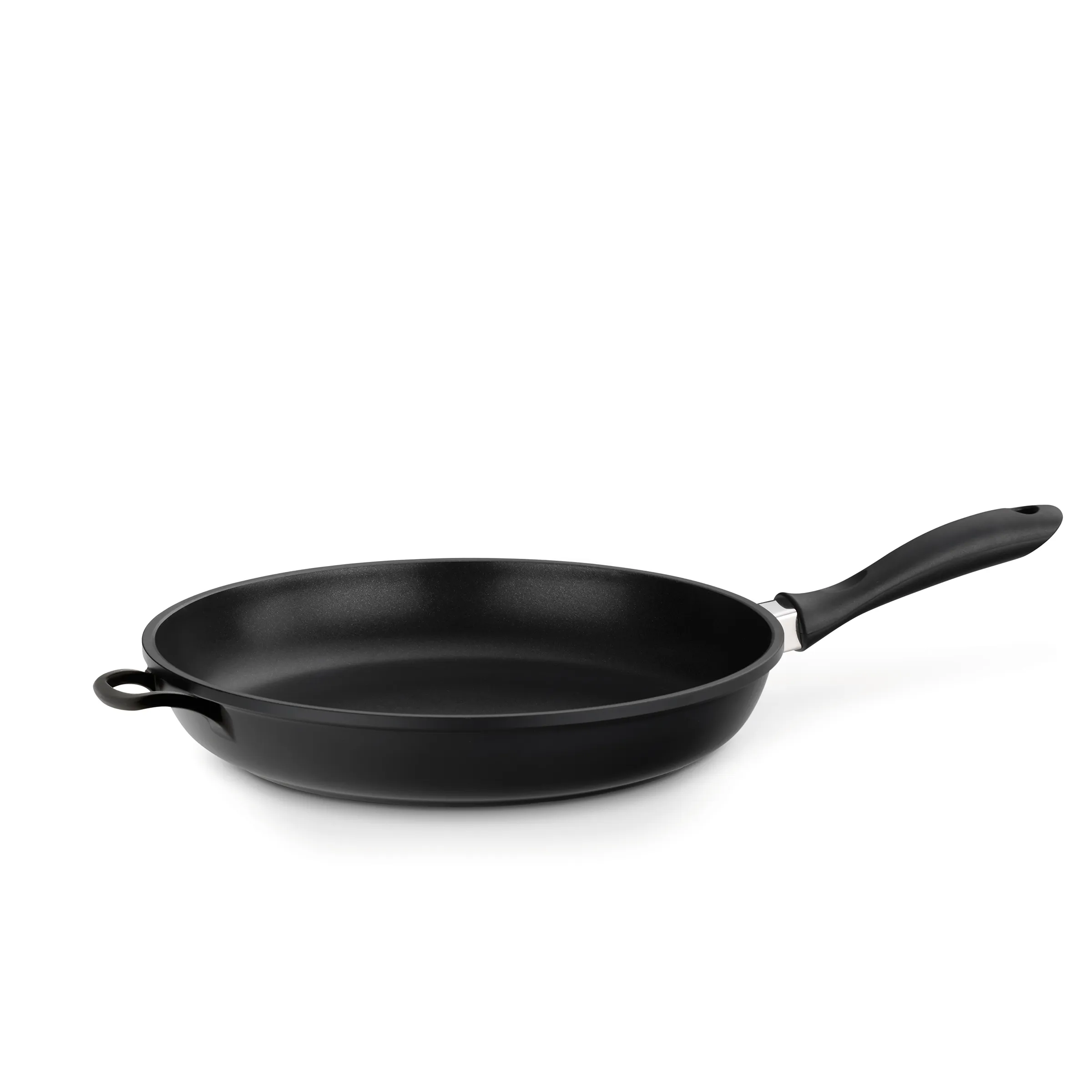 Schwarze antihaftbeschichtete Bratpfanne mit ergonomischem Griff und Gegengriff auf weißem Hintergrund