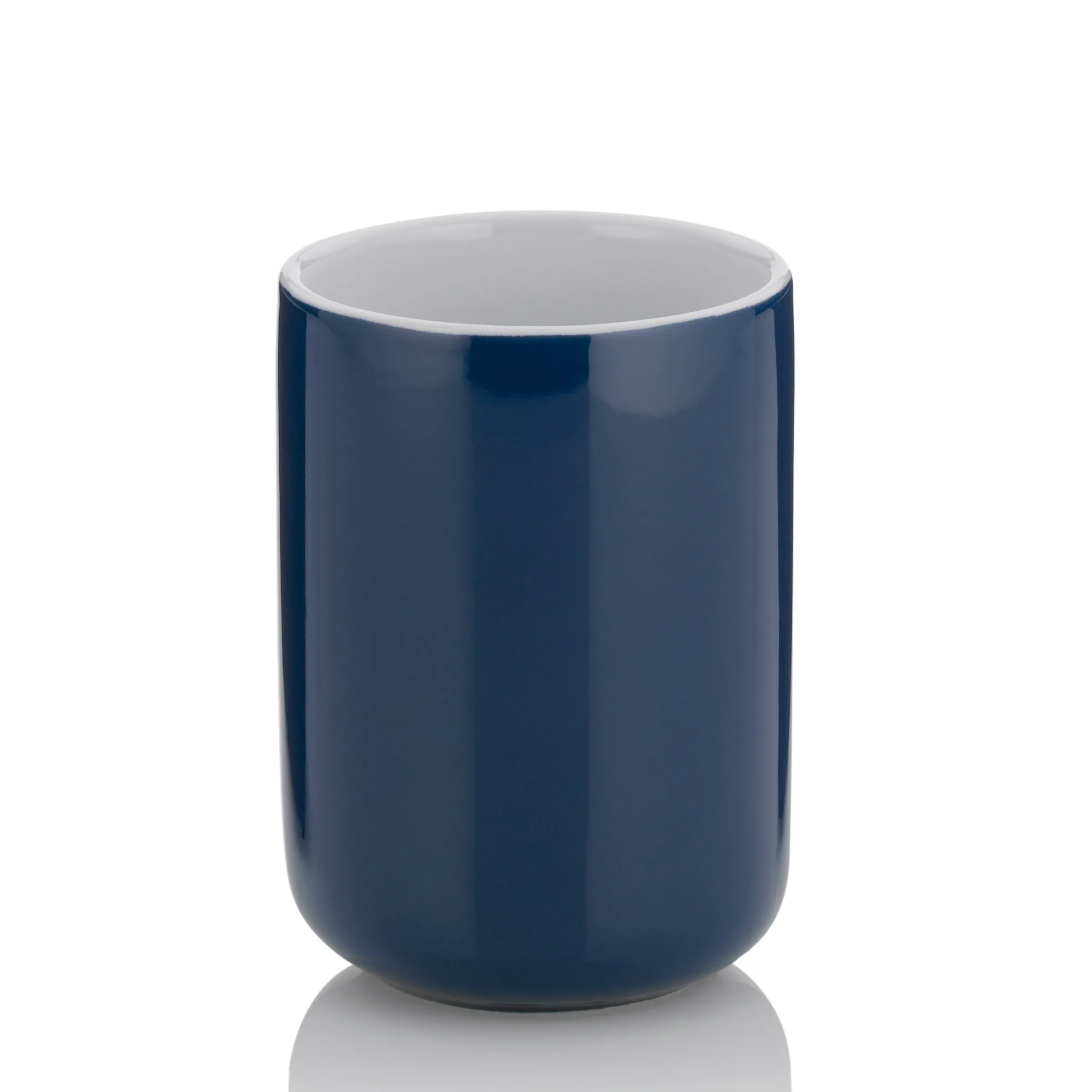 Blauer Keramikbecher mit weißem Innenraum auf weißem Hintergrund, zylindrische Form, glänzende Oberfläche