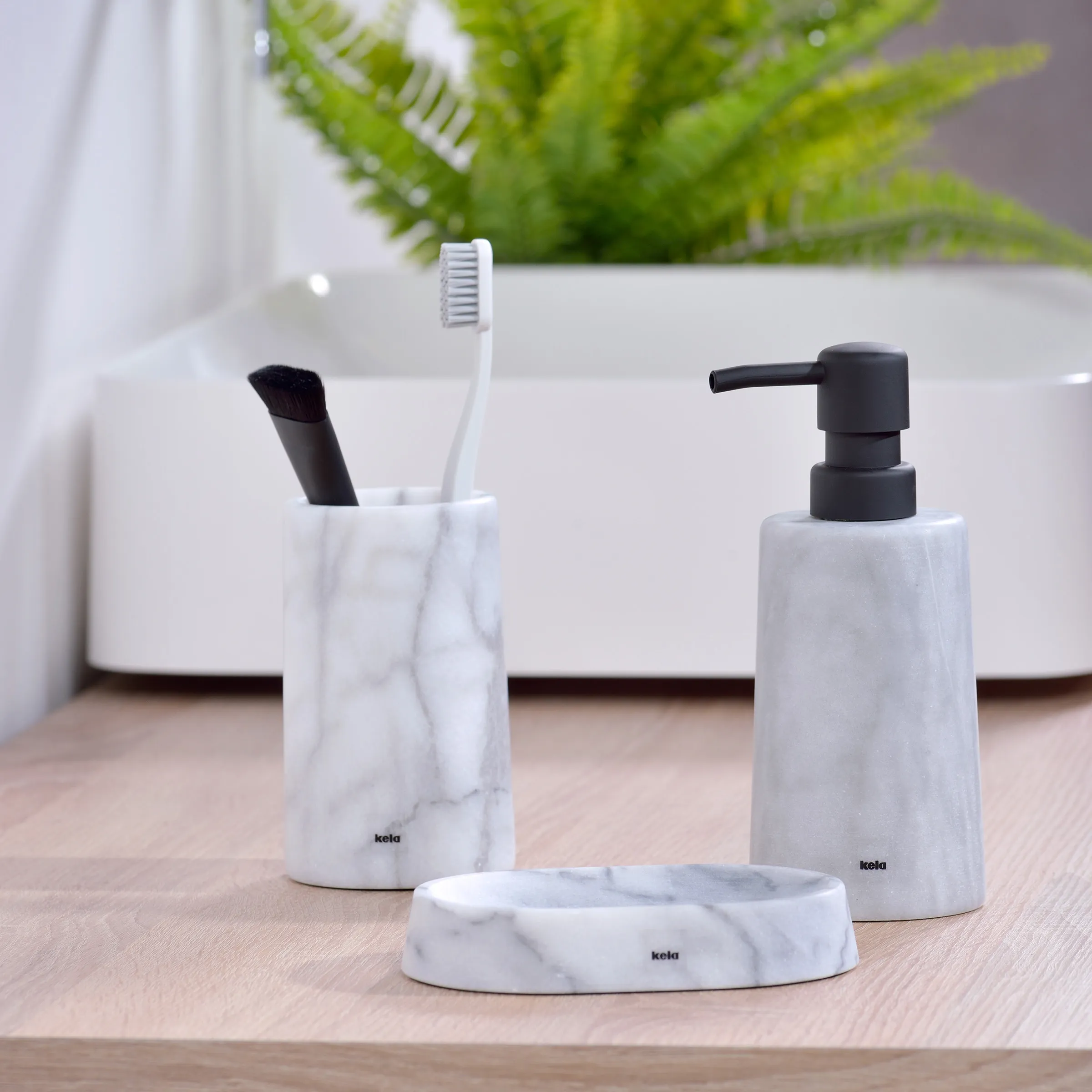 Marmor Badezimmer-Set mit Zahnbürstenhalter, Seifenspender und Seifenschale auf Holzoberfläche