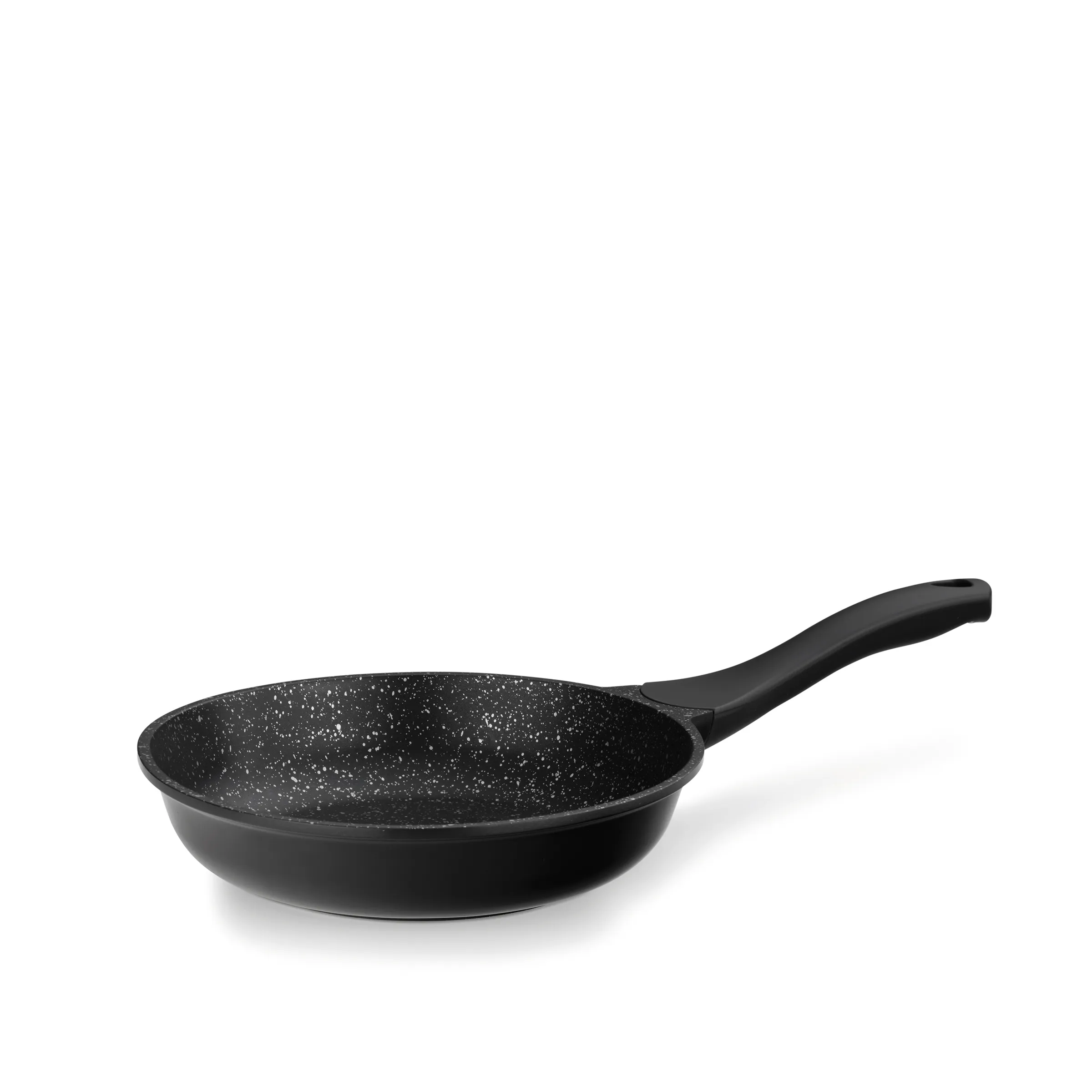 Bratpfanne Granitbeschichtung schwarz - Antihaftpfanne Schwarze Bratpfanne mit Granitbeschichtung und schwarzem Griff auf weißem Hintergrund