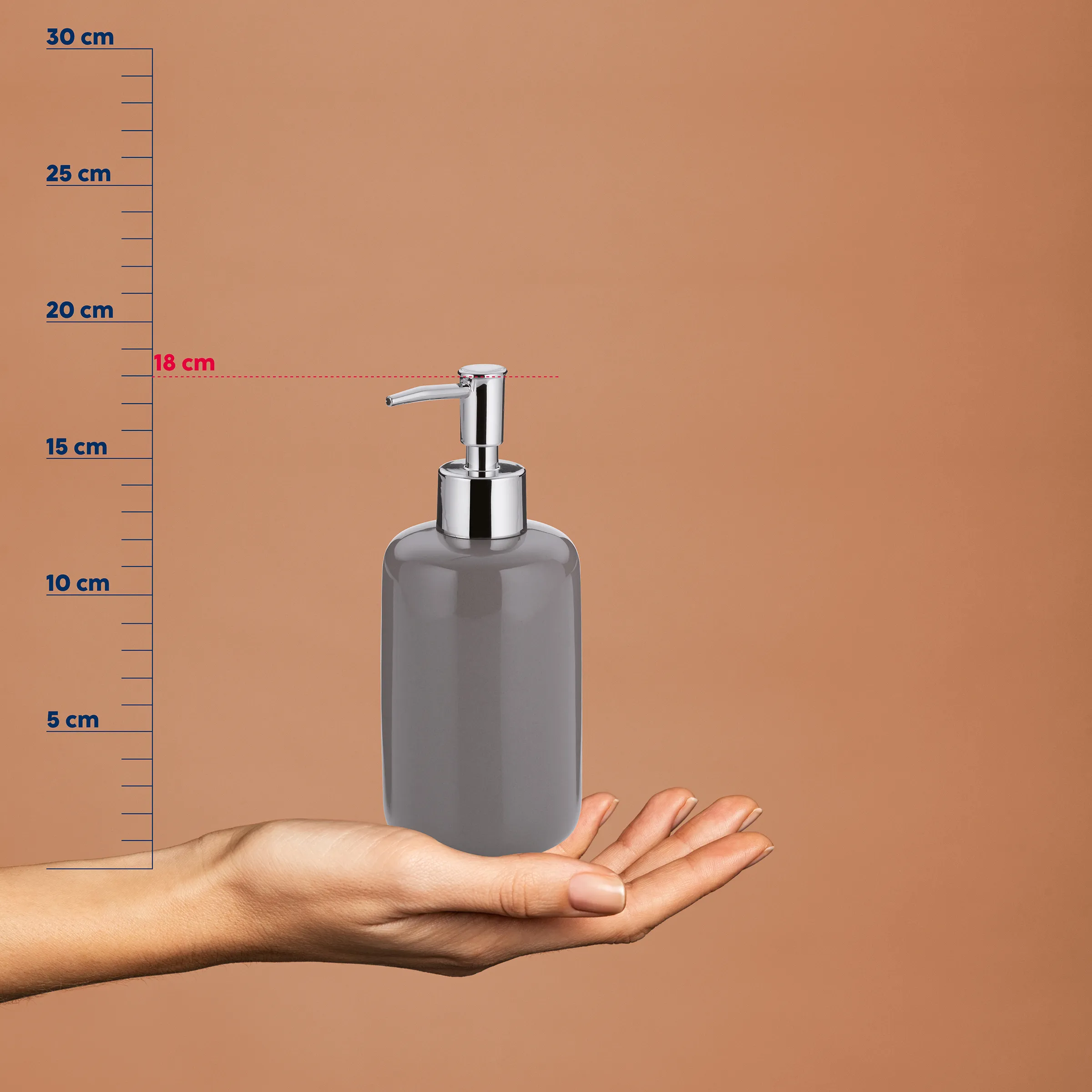 Seifenspender Keramik grau - Praktischer Pumpenspender Grauer Seifenspender mit Pumpenfunktion und Metallkopf in einer Hand, Größenmaßstab links zeigt etwa 18 cm Höhe