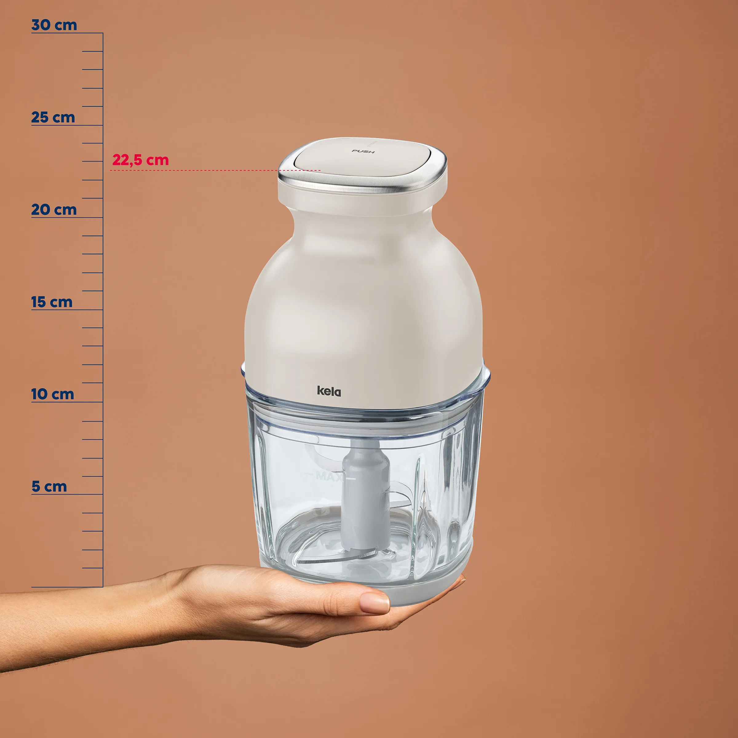 Robot Culinaire Compact pour Mixage et Hachage Robot culinaire blanc avec récipient en verre et couvercle métallique tenu en main, échelle de comparaison jusqu'à 30 cm