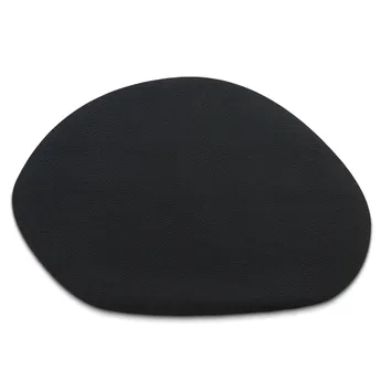 Schwarzes, ovales Leder-Mousepad mit strukturierter Oberfläche und geschwungener Form auf weißem Hintergrund
