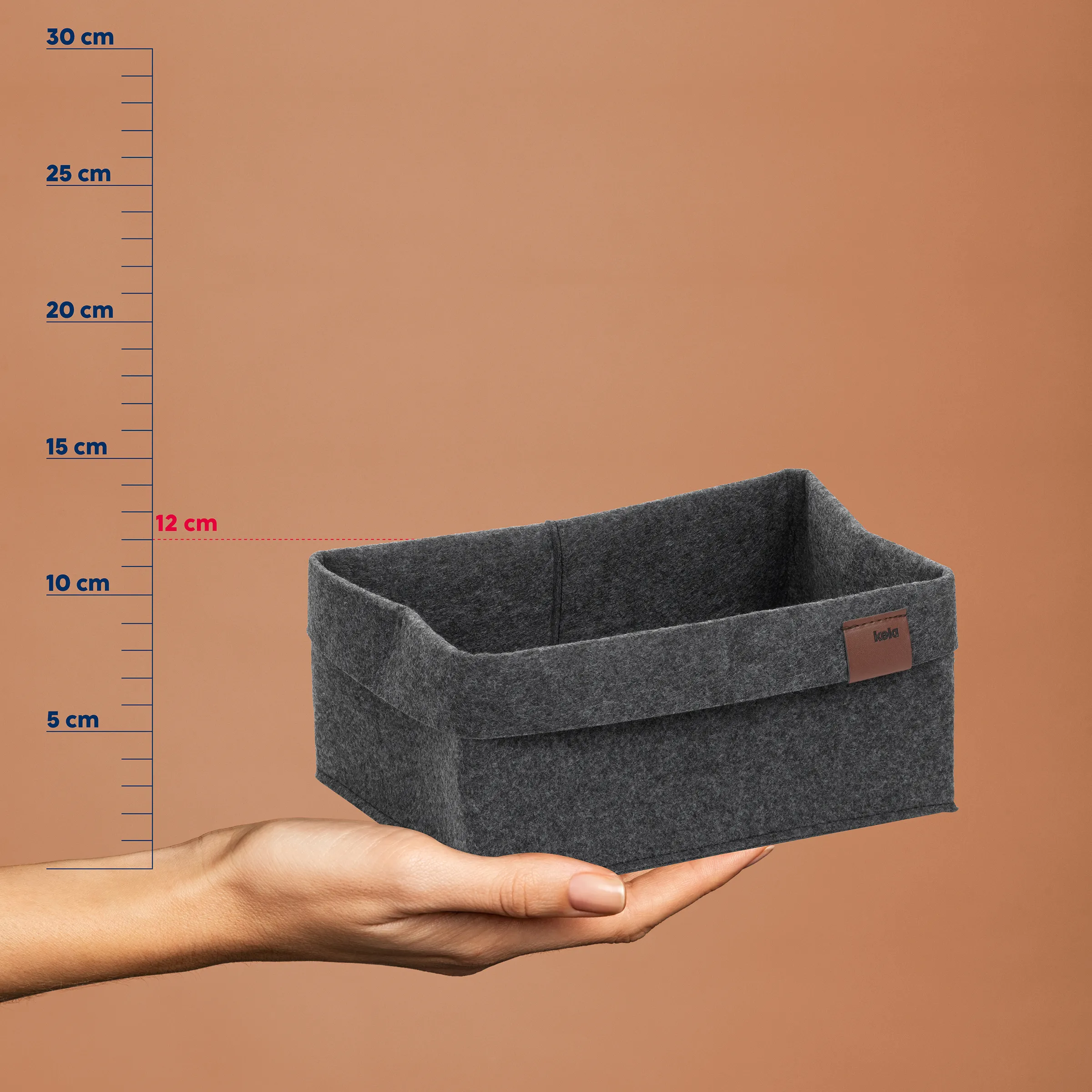 Filz-Aufbewahrungsbox grau mit Fächern - Organizer 12 cm Höhe Graue Filz-Aufbewahrungsbox mit zwei Fächern auf Hand vor Maßstab, 12 cm hoch