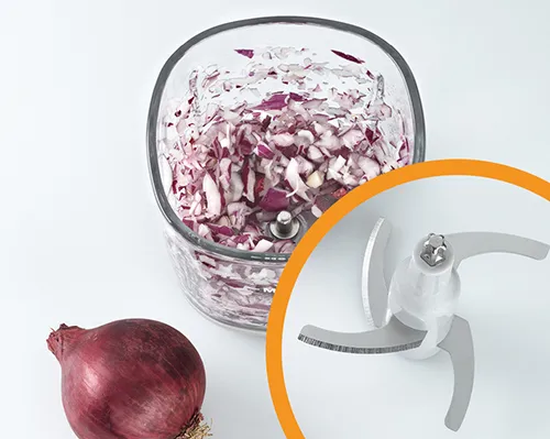 Zwiebelhacker Küchenmaschine - schnelle Zwiebel-Zerkleinerung Rote Zwiebel neben einer Küchenmaschine mit gehackten Zwiebeln im transparenten Behälter und Hackaufsatz