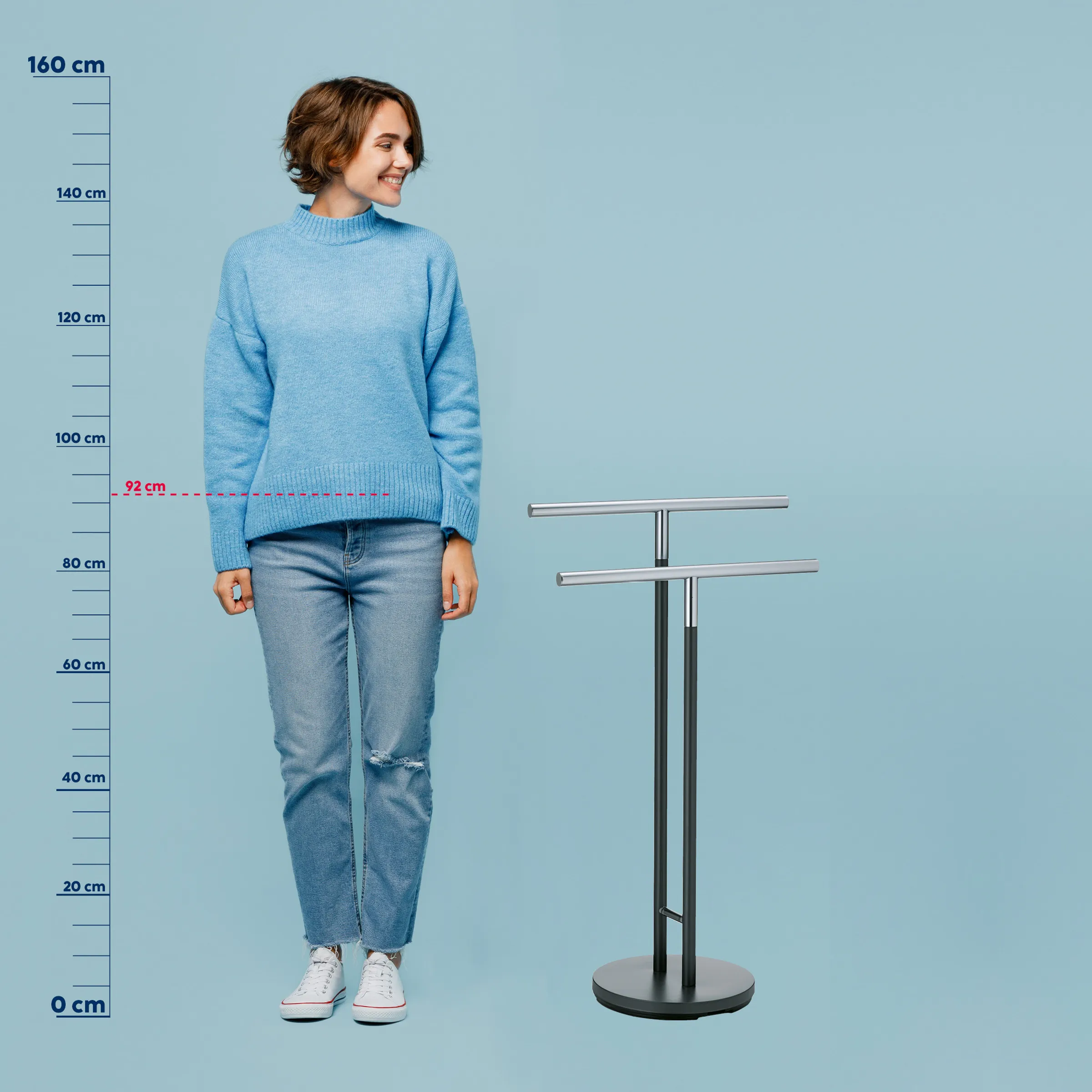 Kleiderständer Metall - moderner Garderobenständer für Kleidung Frau in blauem Strickpullover und Jeans neben einem modernen Kleiderständer mit Maßstab zeigt 92 cm Breite
