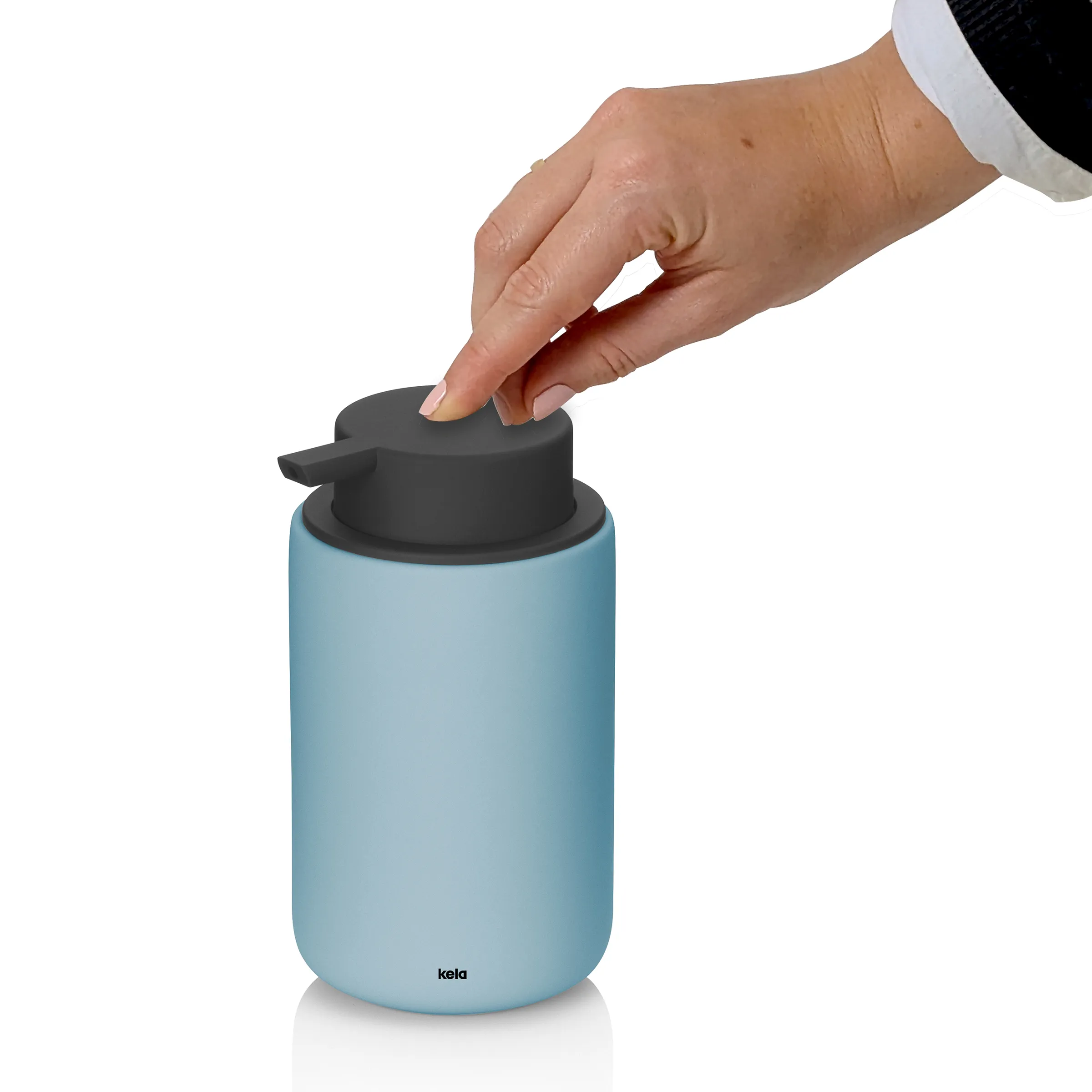 Kela Isolierflasche blau - Thermoflasche mit Deckel Hand öffnet blaue Isolierflasche mit schwarzem Deckel von Kela