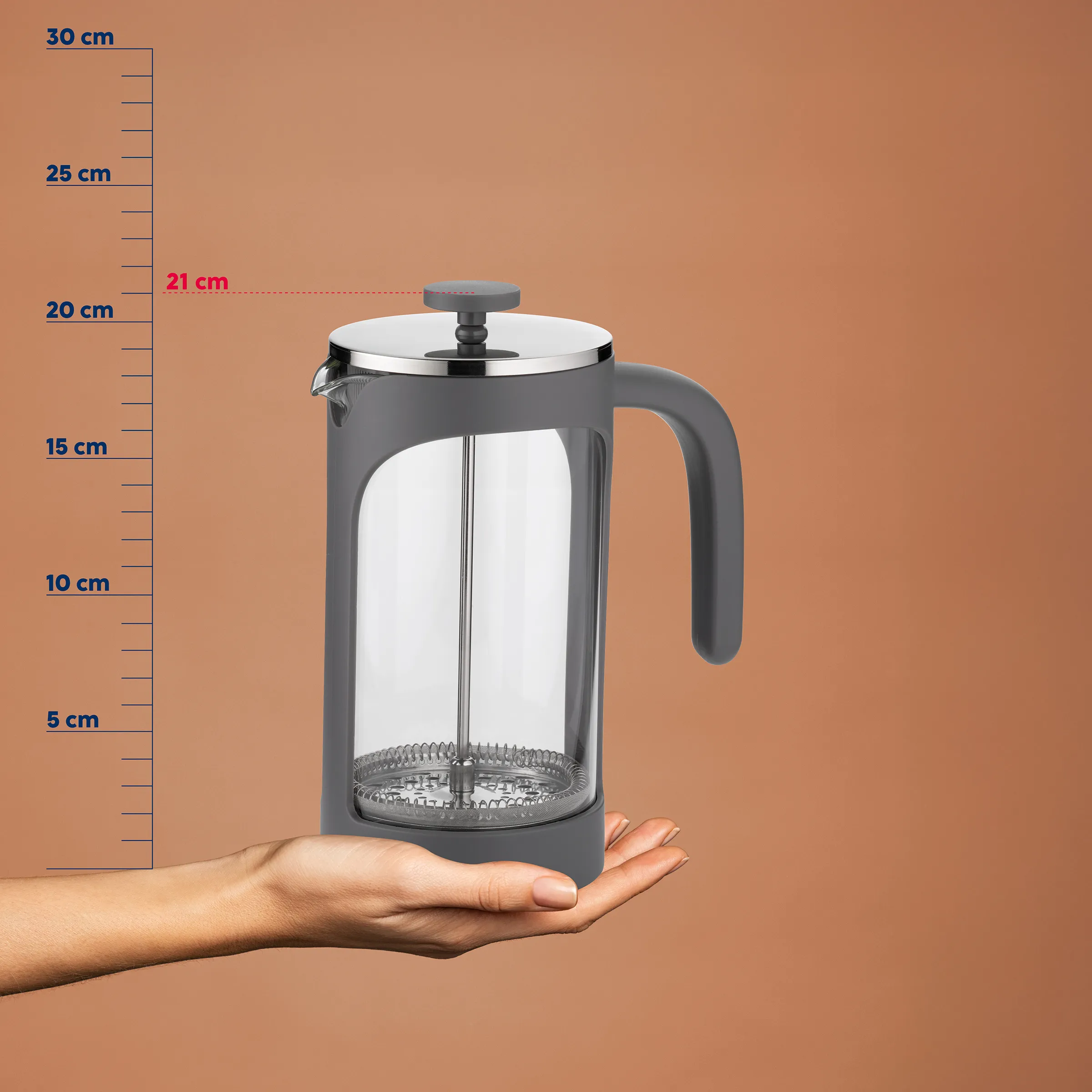 Kaffeepresse French Press 21 cm Höhe Grauer Kaffeepresse mit Glaskörper und Stahldeckel, in Hand gehalten, neben Größenskala von 5-30 cm