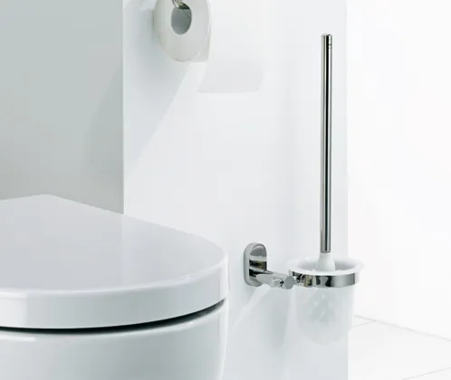 Toilettenbürsten-Set und Bidet-WC im modernen Badezimmer Modernes Badezimmer mit weißer Toilette, Bidetfunktion und glänzendem Toilettenbürsten-Set aus Metall