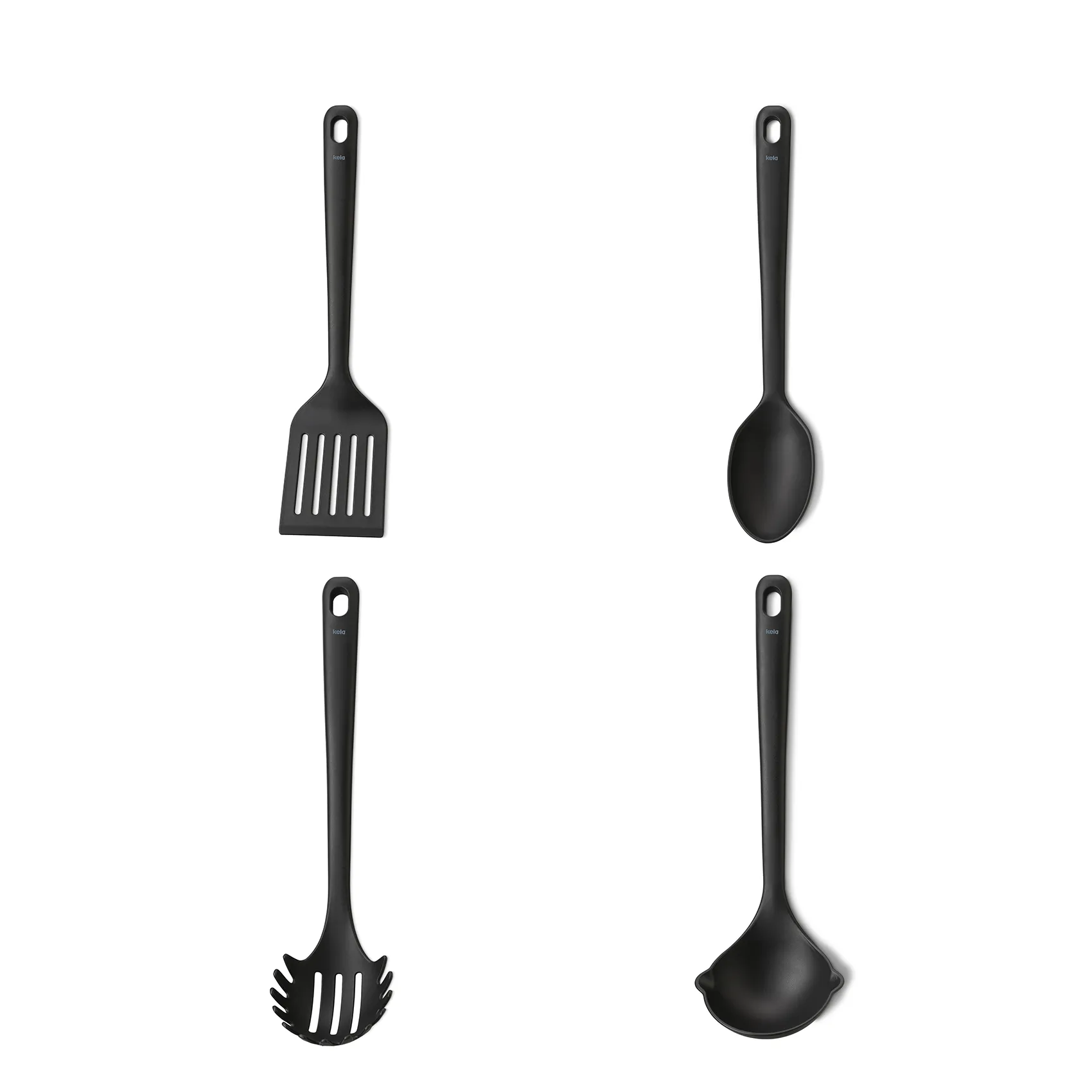 Set Ustensiles de Cuisine 4 pièces noir - Spatule Louche Cuillère Quatre ustensiles de cuisine noirs: spatule, cuillère de service, cuillère à spaghetti et louche sur fond blanc