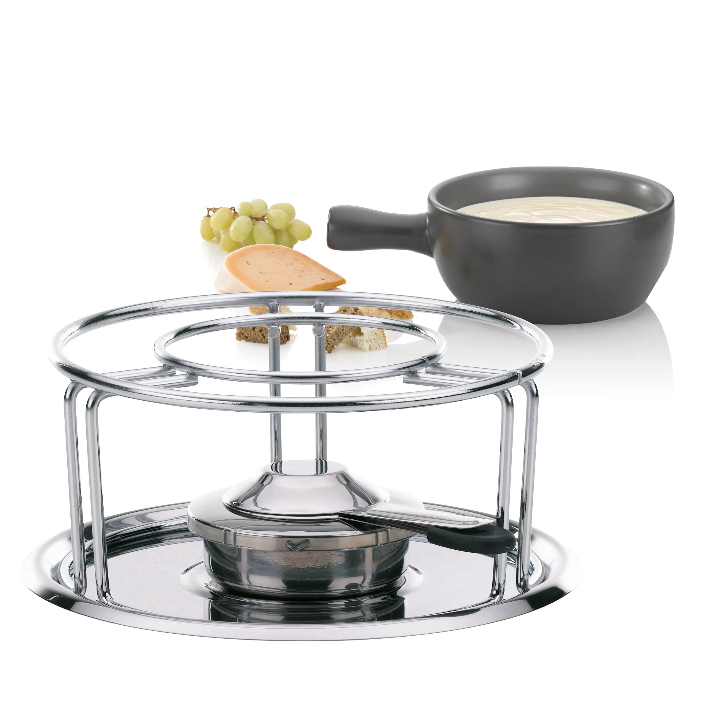 Fondue-Set mit Rechaud und Keramik-Topf für Käsefondue Fondue-Set aus Edelstahl mit Rechaud, grauer Käsefondue-Topf, Trauben und Käse auf weißem Hintergrund