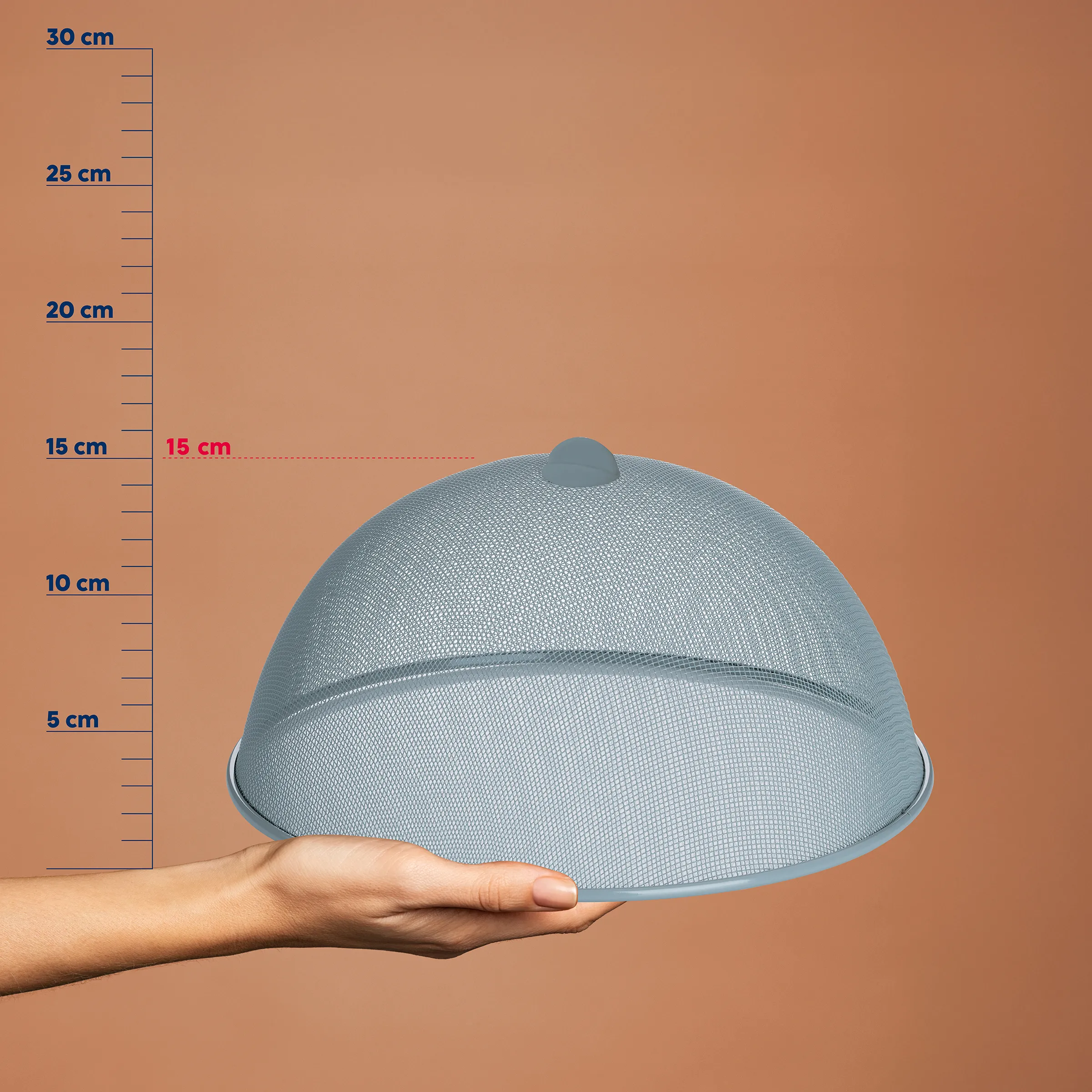Mesh-Abdeckhaube hellblau mit Knauf - Fliegenschutz Speisen 30 cm Hand hält hellblaue Mesh-Abdeckhaube mit Knauf vor Maßstab, Höhe 15 cm, Durchmesser ca. 30 cm