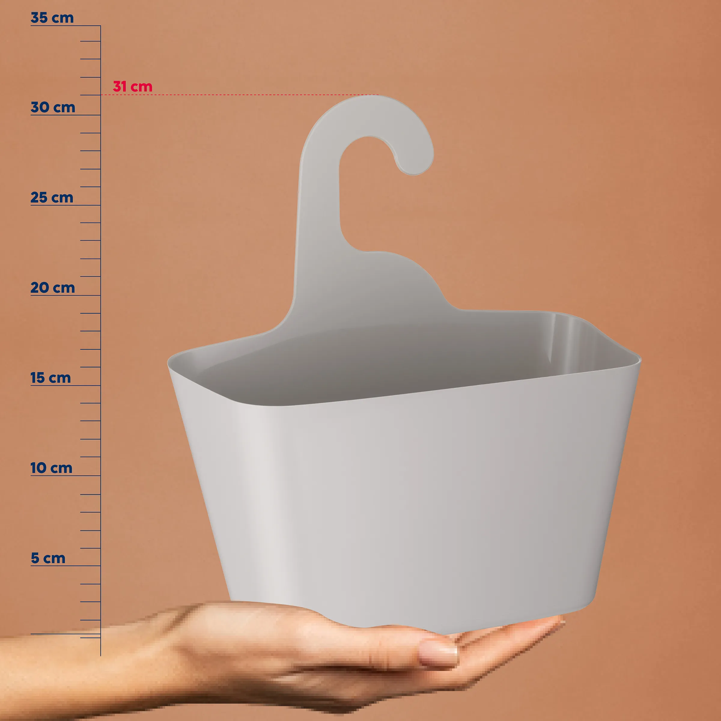 Weiße Duschablage mit Haken auf Hand gehalten, mit Maßstab von 0-35 cm auf braunem Hintergrund
