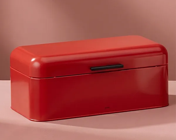 Rote Brotbox Metall - Retro Brotkasten mit Deckel Rote rechteckige Brotbox aus Metall mit abgerundetem Deckel auf rosa Hintergrund