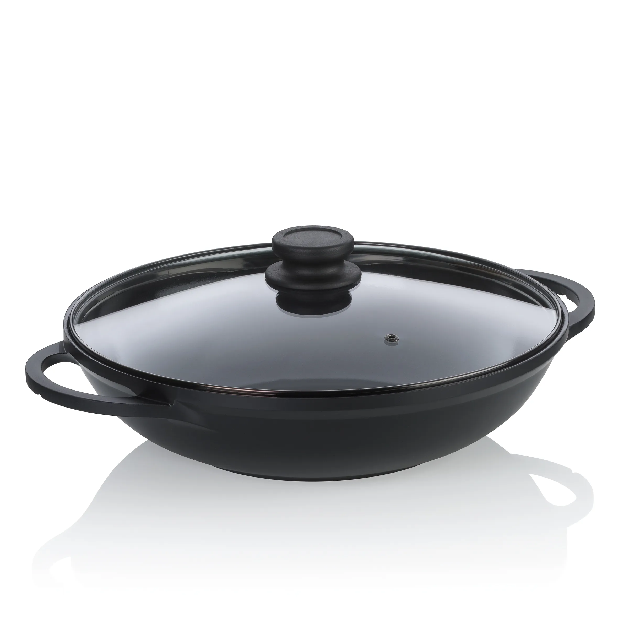 Wok-Pfanne mit Deckel - asiatische Kochgeschirr Schwarze Wok-Pfanne mit Glassdeckel und zwei Griffen auf weißem Hintergrund