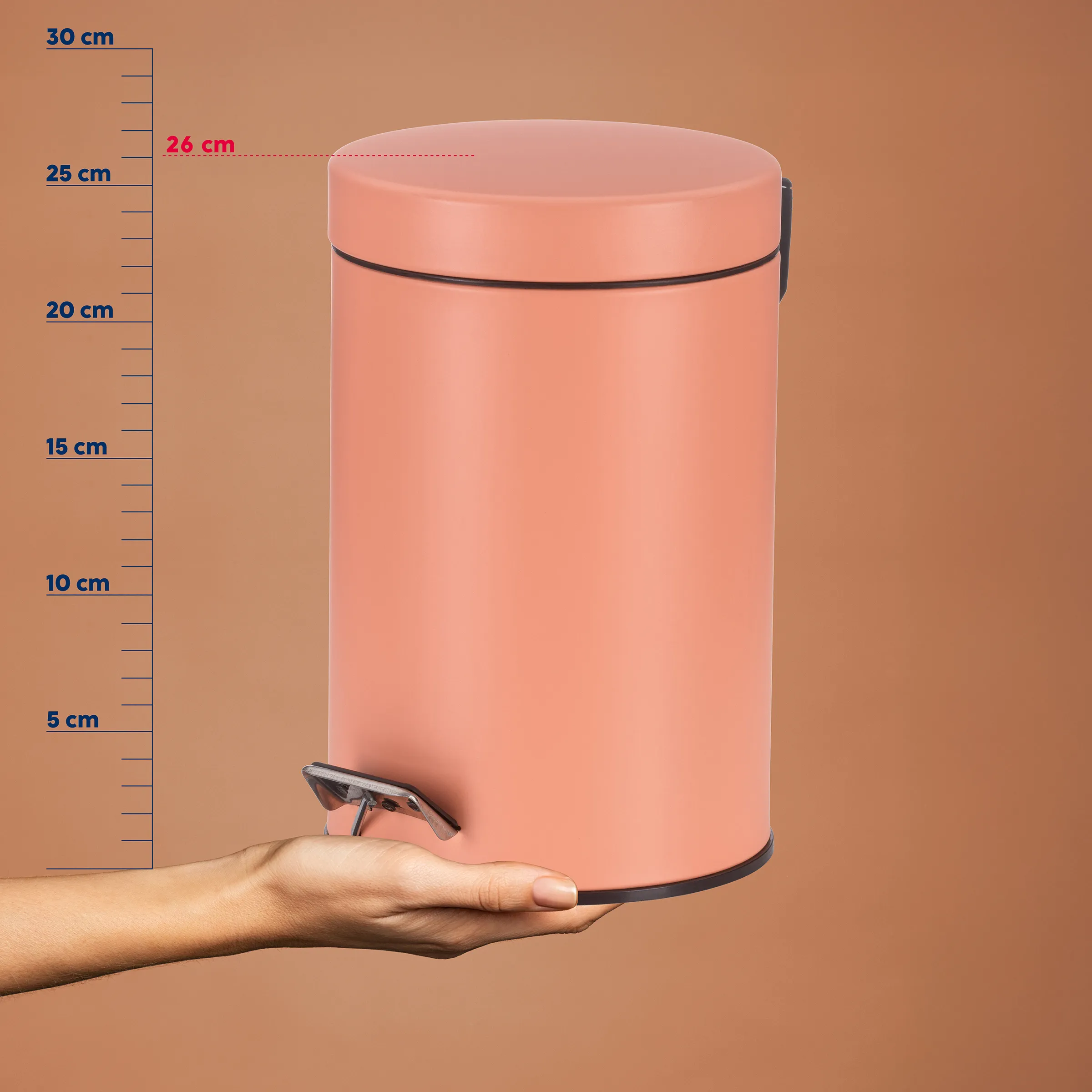 Mülleimer Tretabfall rosa 26 cm Edelstahl Rosa Tritt-Mülleimer mit schwarzen Ringen und Fußpedal, etwa 26 cm Durchmesser, in Hand gehalten