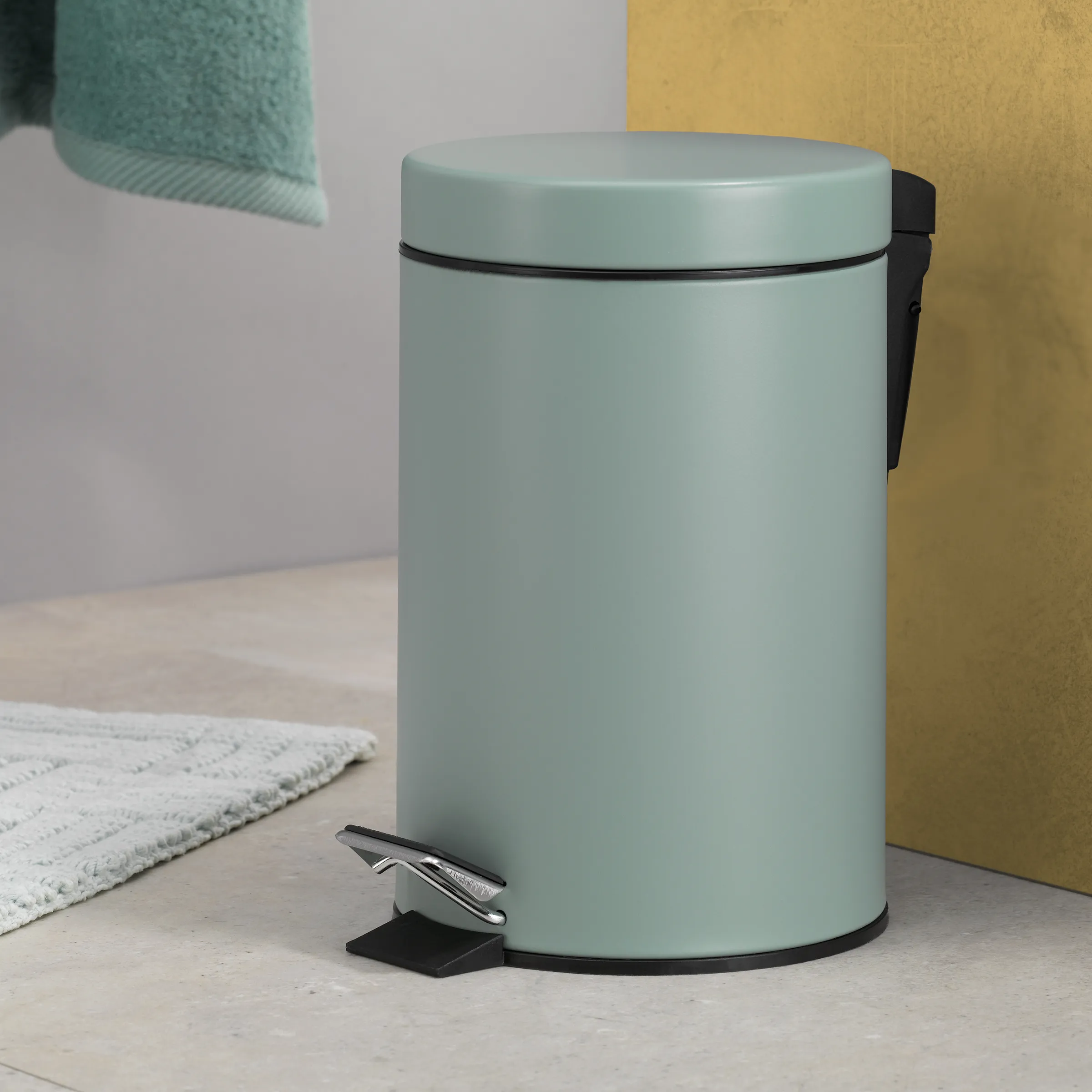 Tretmülleimer Mintgrün - Moderner Badezimmer Mülleimer mit Fußpedal Mintgrüner Tretmülleimer mit Fußpedal und schwarzen Akzenten auf Badezimmerboden mit Handtuch und Wandpaneelen