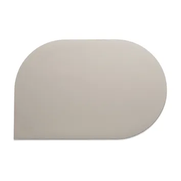Beige abgerundete Schale oder Tablett mit glattem Design auf weißem Hintergrund