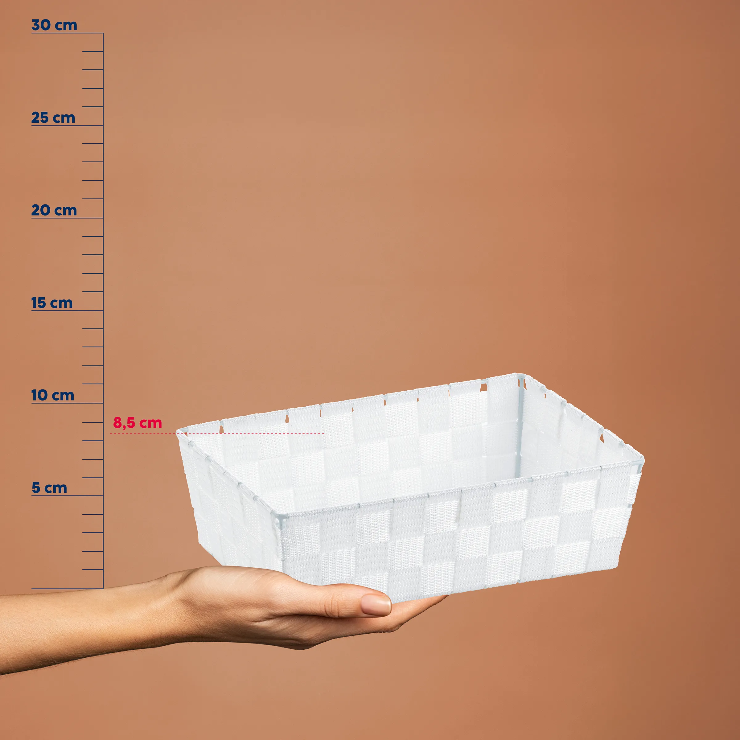 Aufbewahrungsbox Größe und Maße im Vergleich Weiße Aufbewahrungsbox mit Maßstab. Höhe ca. 8,5 cm, wird in einer Hand gehalten.