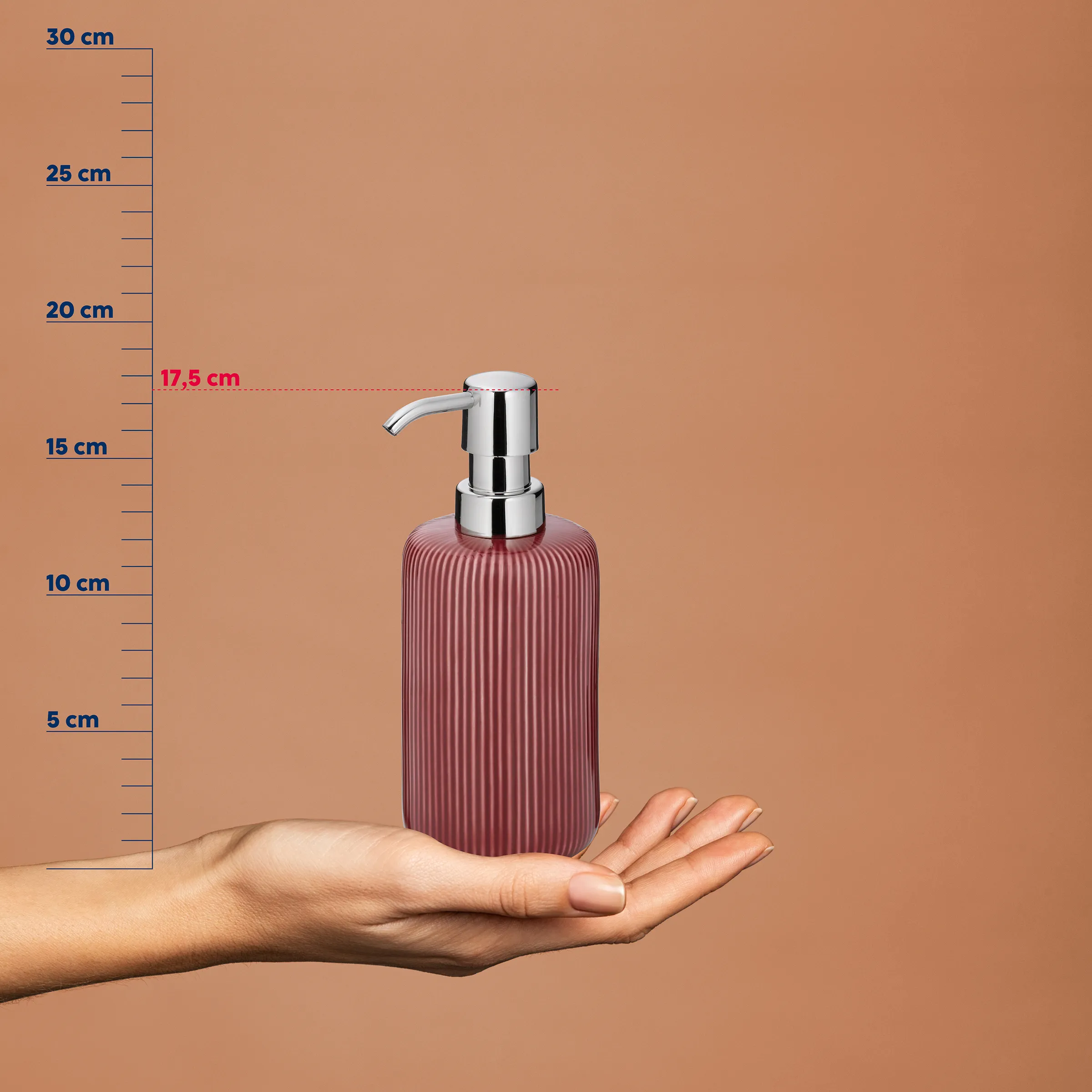 Seifenspender Rosa Geriffelt mit Chrom-Pumpe - 17,5 cm Badezimmer Accessoire Rosa geriffelte Seifenspender mit Chrom-Pumpe auf Hand, Maßstab zeigt 17,5 cm Höhe