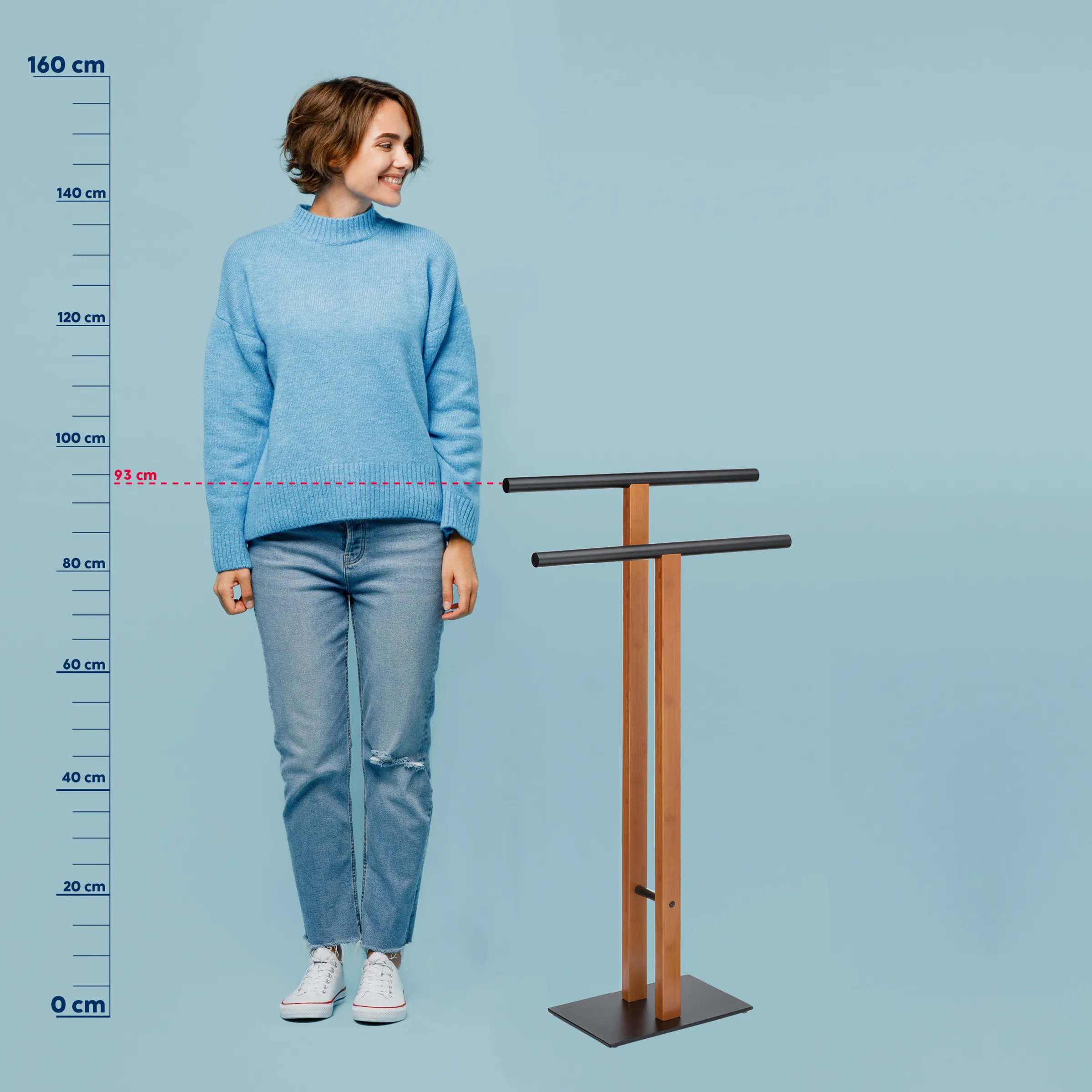 Kleiderständer Holz Design - moderne Garderobenständer Frau in blauem Rollkragenpullover und Jeans neben einem Kleiderständer aus Holz und Metall, Höhe 93 cm markiert