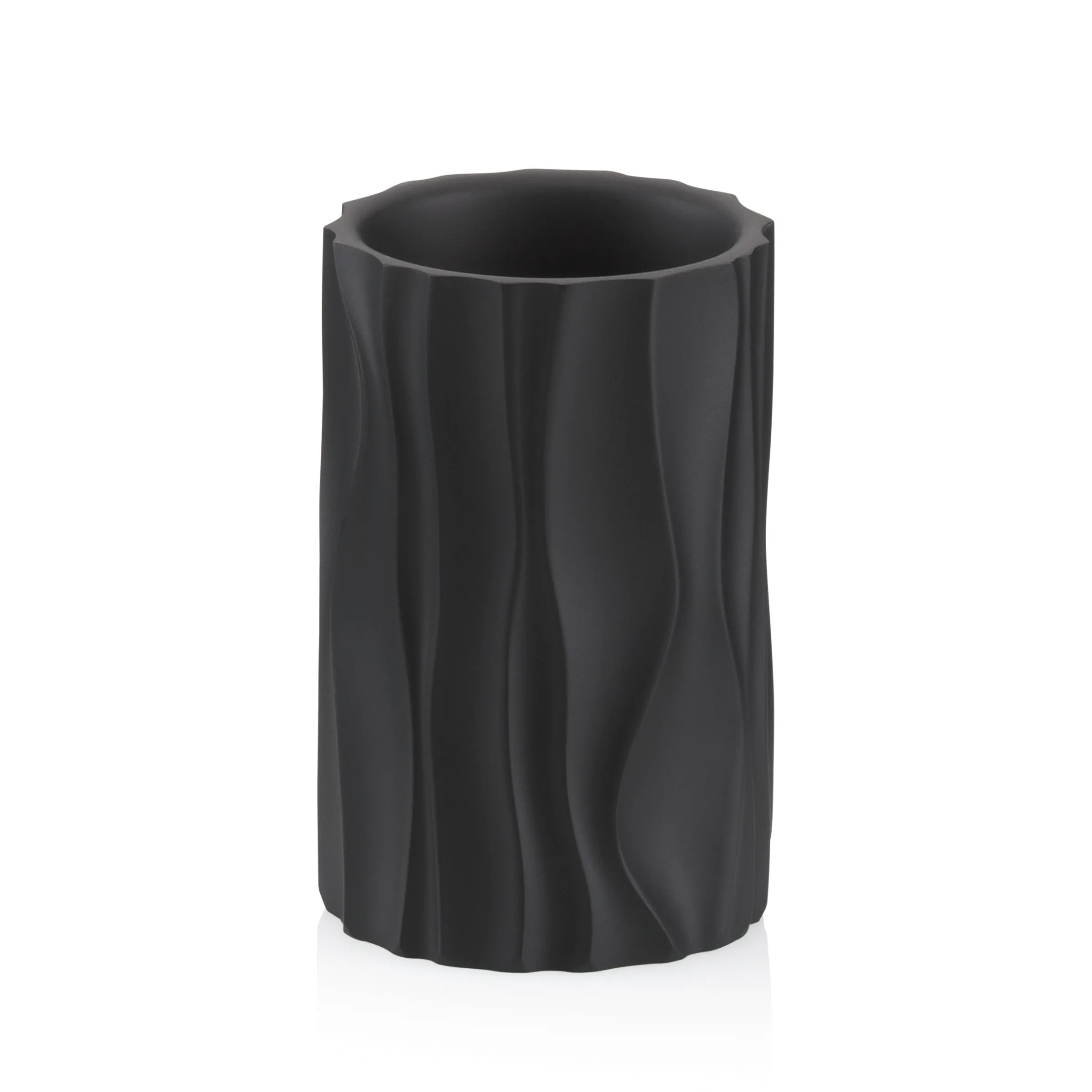 Schwarze zylindrische Vase mit spiralförmigem Reliefmuster auf weißem Hintergrund