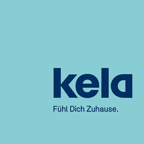 Kela Möbel Logo - Fühl Dich Zuhause Kela Logo mit Claim 'Fühl Dich Zuhause' auf hellblauem Hintergrund
