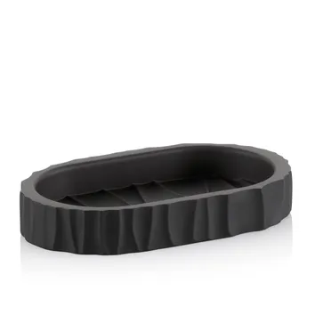 Schwarze ovale Seifenschale aus Silikon mit gerilltem Design und Ablauföffnungen, auf weißem Hintergrund