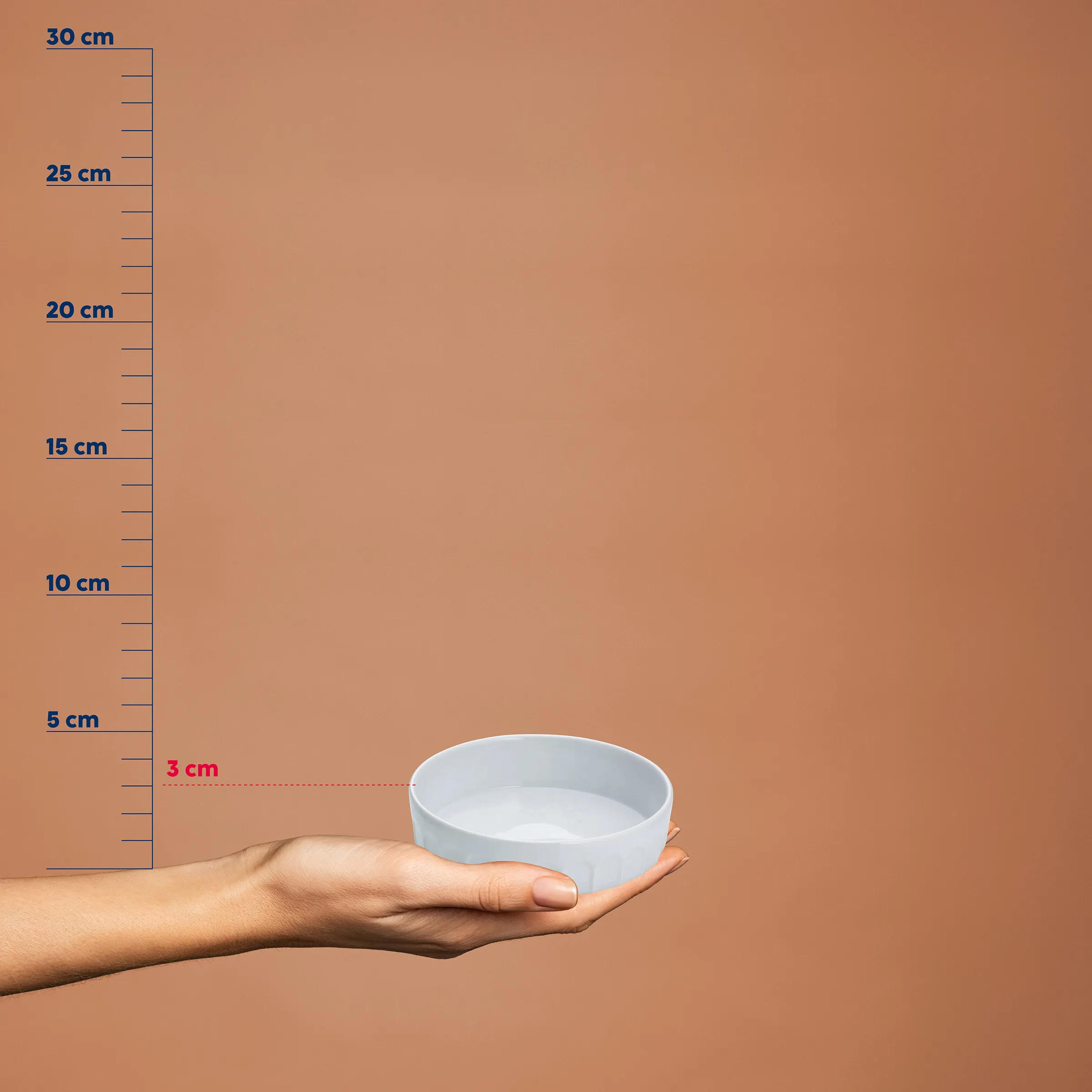 Kleine weiße Schale 3 cm Höhe – Größenvergleich Produktfoto mit Maßstab Hand hält eine weiße Schale, Größenvergleich mit Maßstab zeigt 3 cm Höhe auf beigem Hintergrund