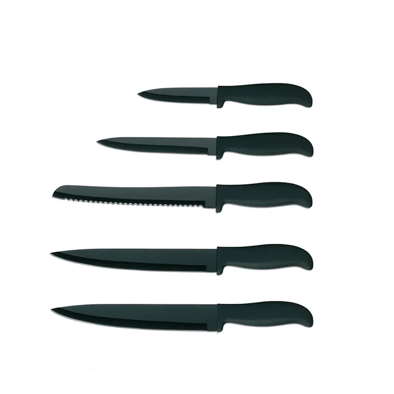 Fünf schwarze Messer mit Kunststoffgriffen in einer Reihe angeordnet, unterschiedliche Klingenformen