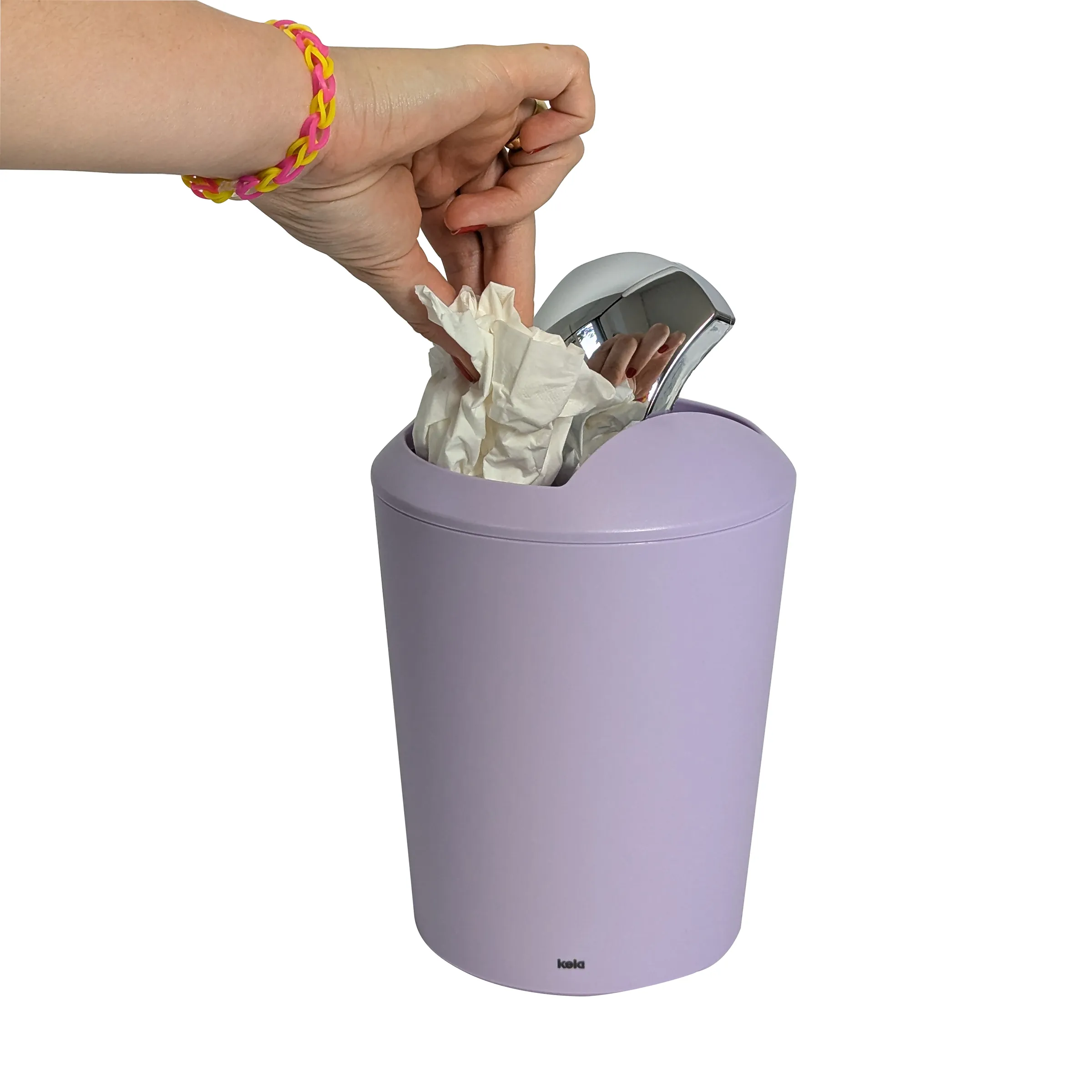 Mülleimer mit Schwingdeckel - Hand entsorgt Abfall in lilafarbenem Abfalleimer Hand wirft zerknülltes Papier und Handy in lila Mülleimer mit Schwingdeckel