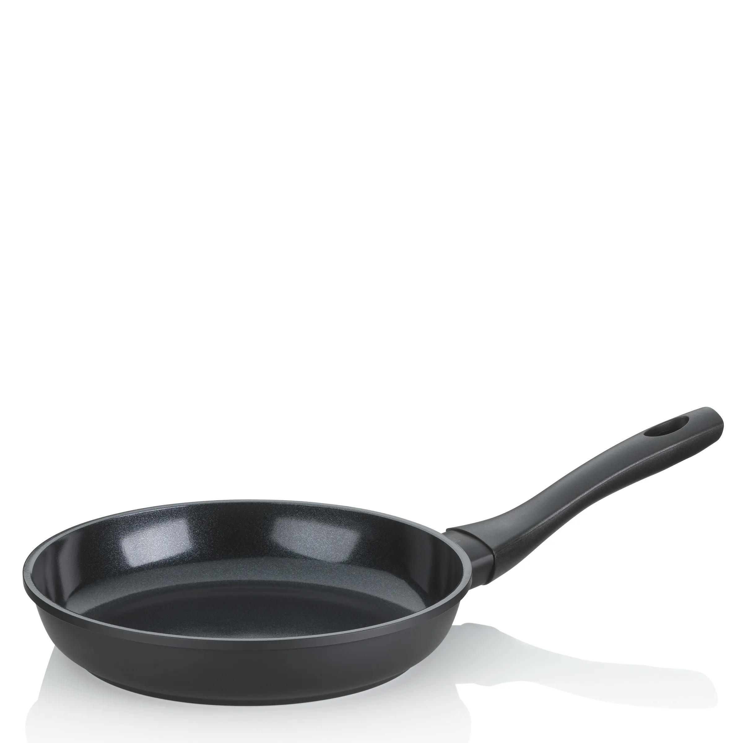 Antihaft-Bratpfanne schwarz mit ergonomischem Griff Schwarze Bratpfanne mit langem Griff und Antihaftbeschichtung auf weißem Hintergrund