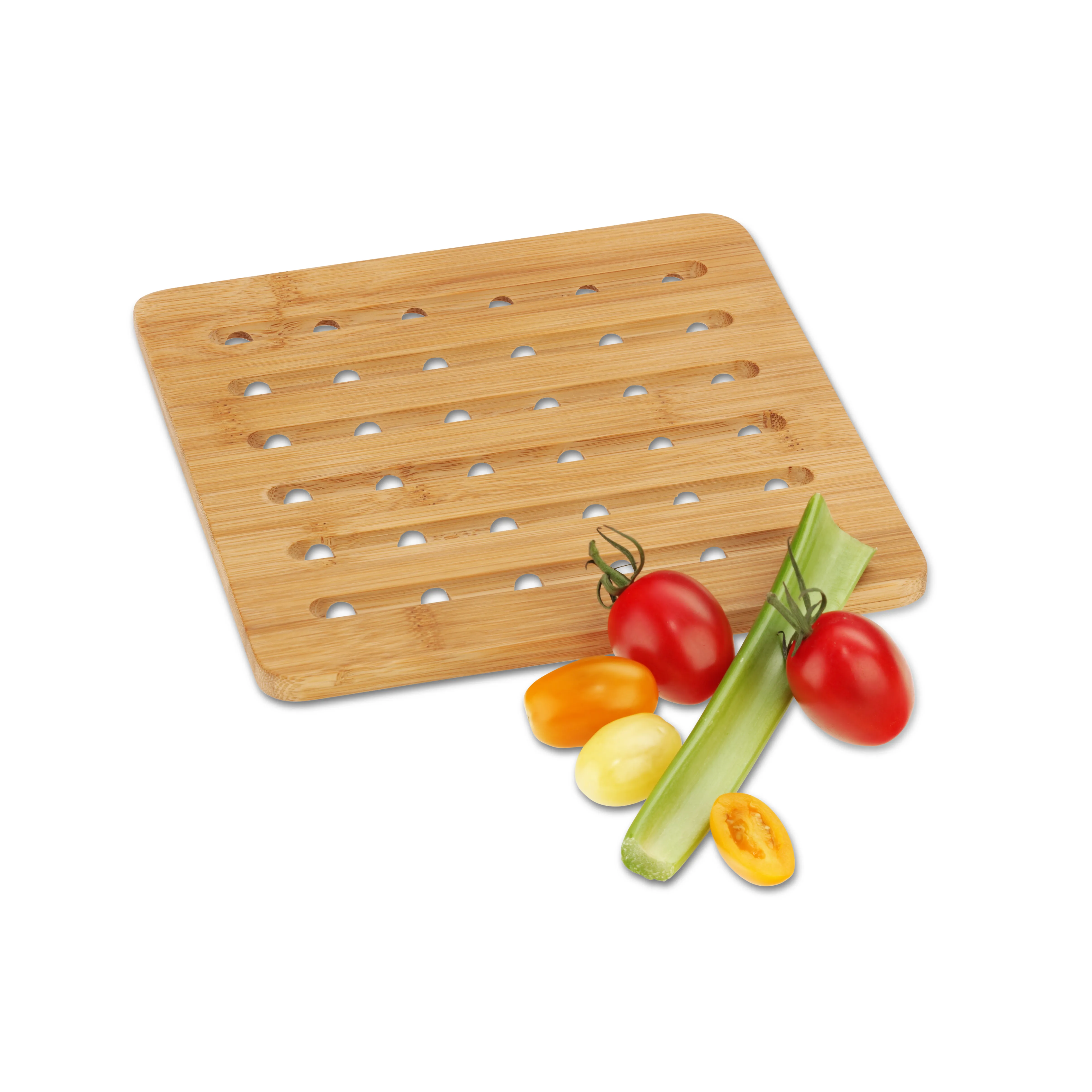 Bambus-Schneidebrett mit Drainage-Löchern für Gemüse und Obst Bambus-Schneidebrett mit Drainage-Löchern und frischem Gemüse wie Tomaten, Paprika, Sellerie und Zitrone