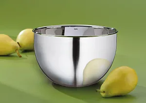 Edelstahl-Schüssel poliert – moderne Küchenschale mit Spiegelfinish Glänzende Edelstahl-Schüssel auf grünem Hintergrund mit zwei gelben Birnen