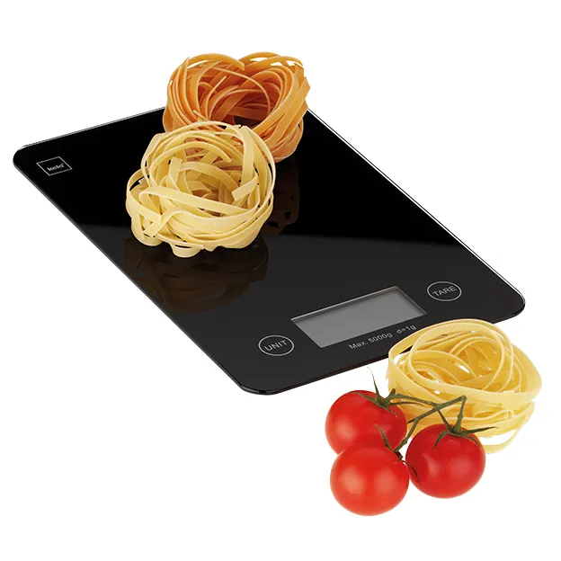 Digitale Küchenwaage in Schwarz mit verschiedenen Pasta-Sorten und frischen Tomaten als Zutaten