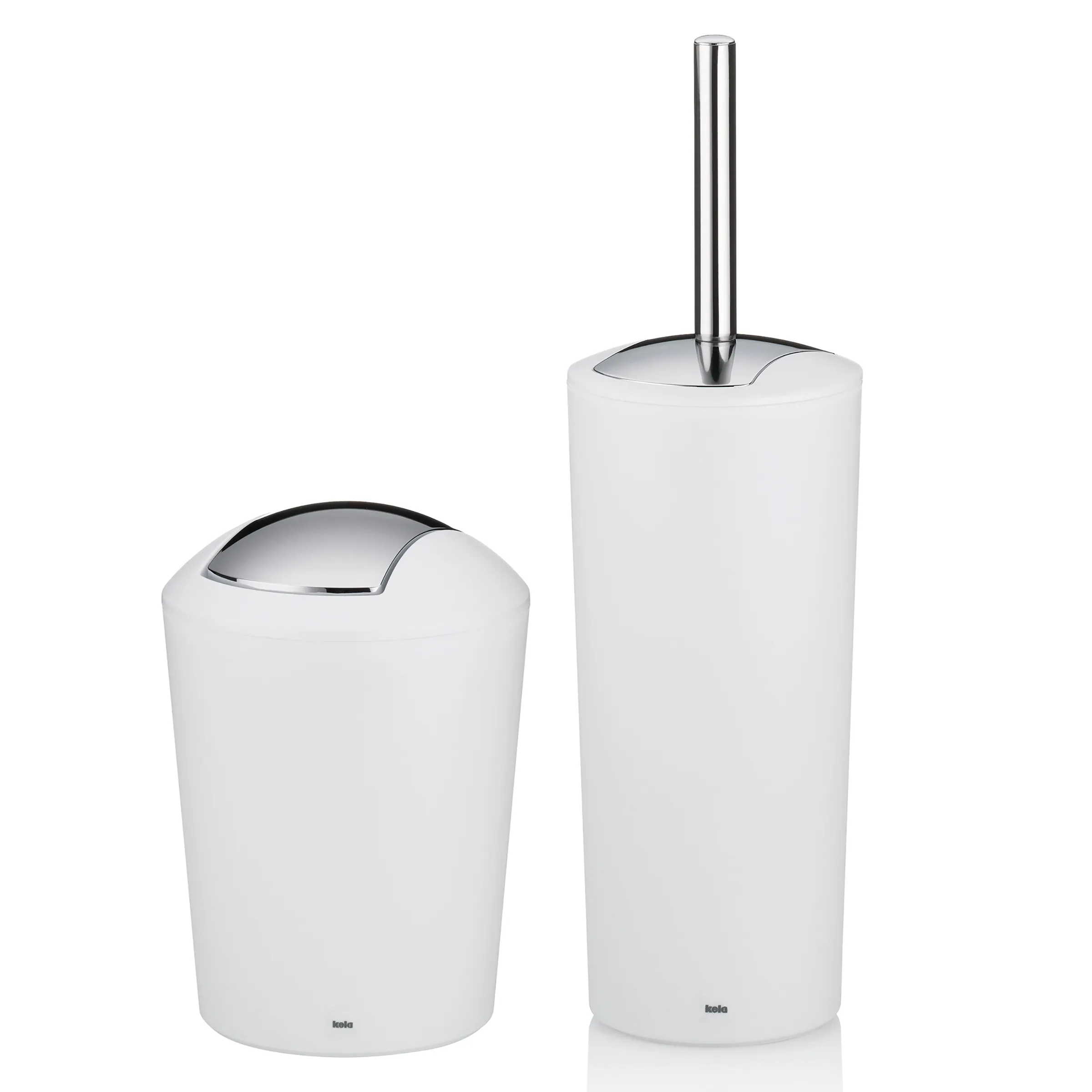 Badezimmer-Set Weiß Chrom - Mülleimer und WC-Bürste Weißes Badezimmer-Set mit Mülleimer und WC-Bürste mit Chromdeckel vor weißem Hintergrund