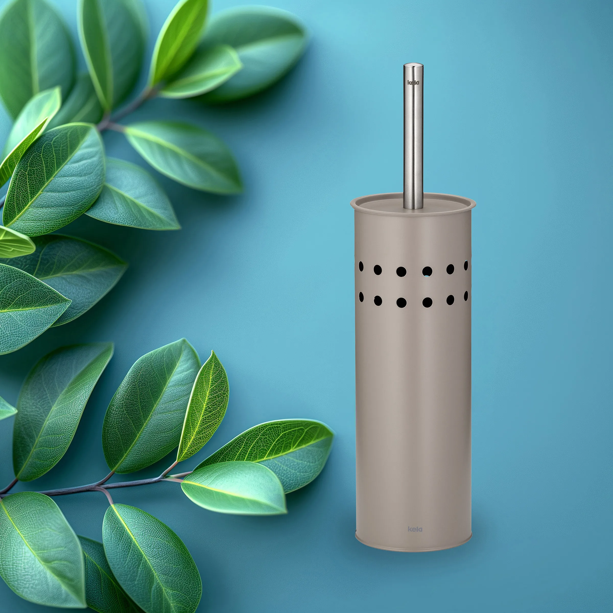 Taupe-farbener WC-Bürstenhalter mit Metallgriff auf blauem Hintergrund mit grünen Blättern
