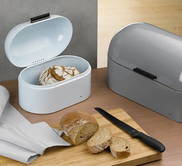 Brotbox Brotkasten modern - Frischhaltebox für Brot in Weiß und Grau Moderne Brotboxen in Weiß und Grau mit frischem Brot und Schneidebrett auf Holztisch