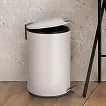 Weißer Tretmülleimer - Moderner Mülleimer für Küche und Bad Weißer Tretmülleimer mit schwarzem Deckel, modernes Design, freistehend auf grauem Hintergrund