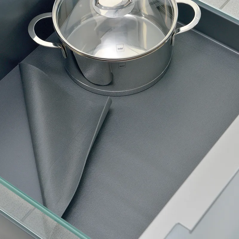 Cocotte Acier Inoxydable avec Couvercle Verre Casserole en acier inoxydable avec couvercle en verre posée sur une plaque de cuisson grise