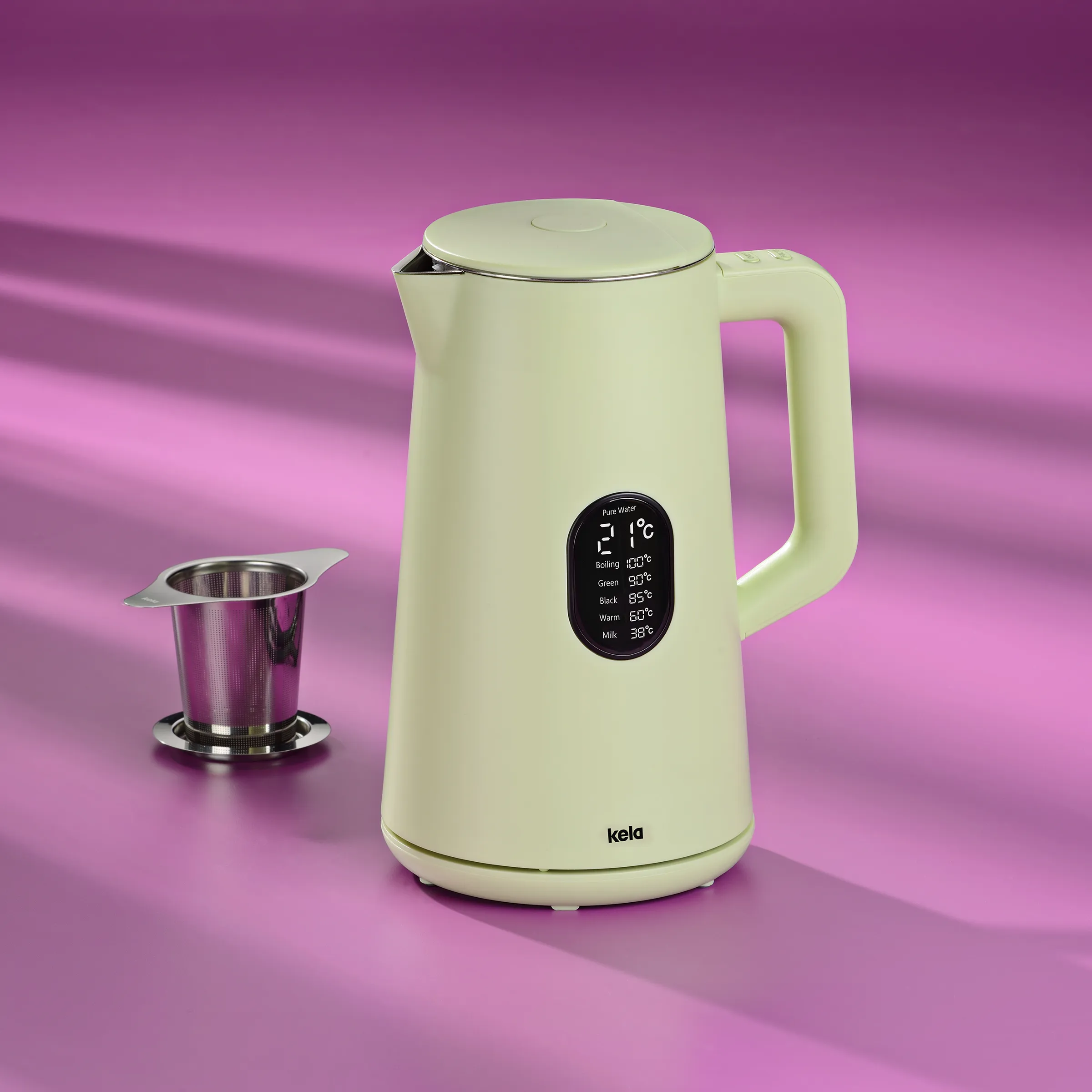 Kela Wasserkocher mit Temperaturregelung und Tee-Infuser Cremefarbener Wasserkocher der Marke kela mit digitaler Temperaturanzeige und abnehmbarem Tee-Sieb auf rosa Hintergrund