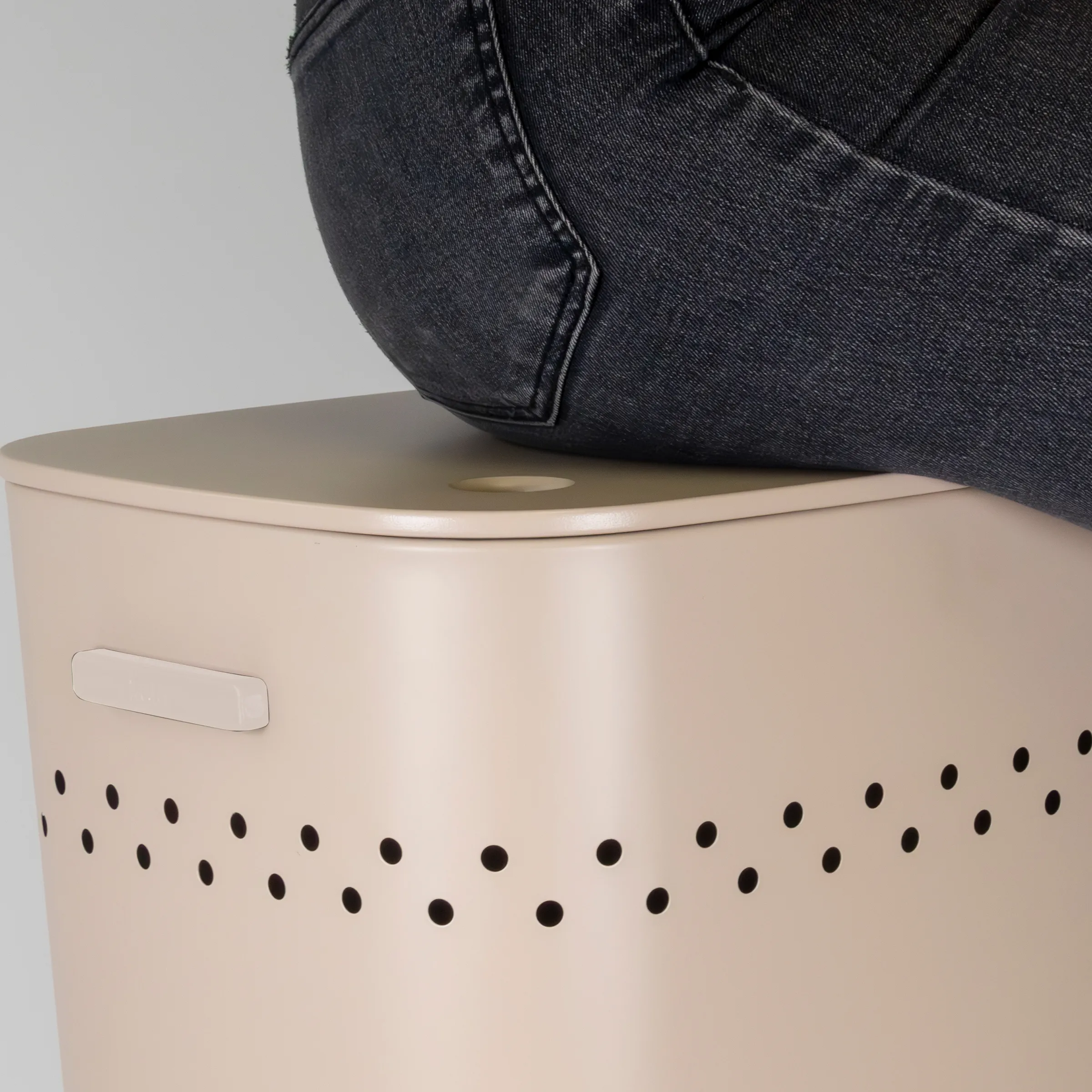 Beige Wäschekorb mit Loch-Design und schwarzem Denim-Stoff oben, minimalistisches Aufbewahrungsset
