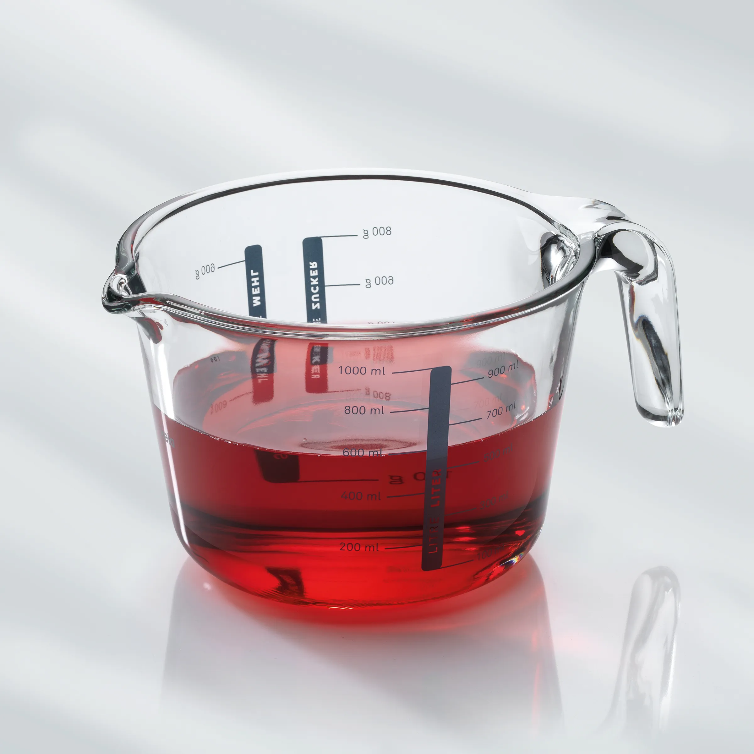 Glaskrug Messbecher mit Skala Litermass Glaskrug mit roter Flüssigkeit und Messskala von 200 ml bis 1000 ml mit Deckel und Griff.