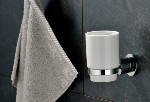Modernes Badezimmer mit grauer Wand, hängendem Handtuch und weißem Zahnbürstenhalter mit Chromhalterung