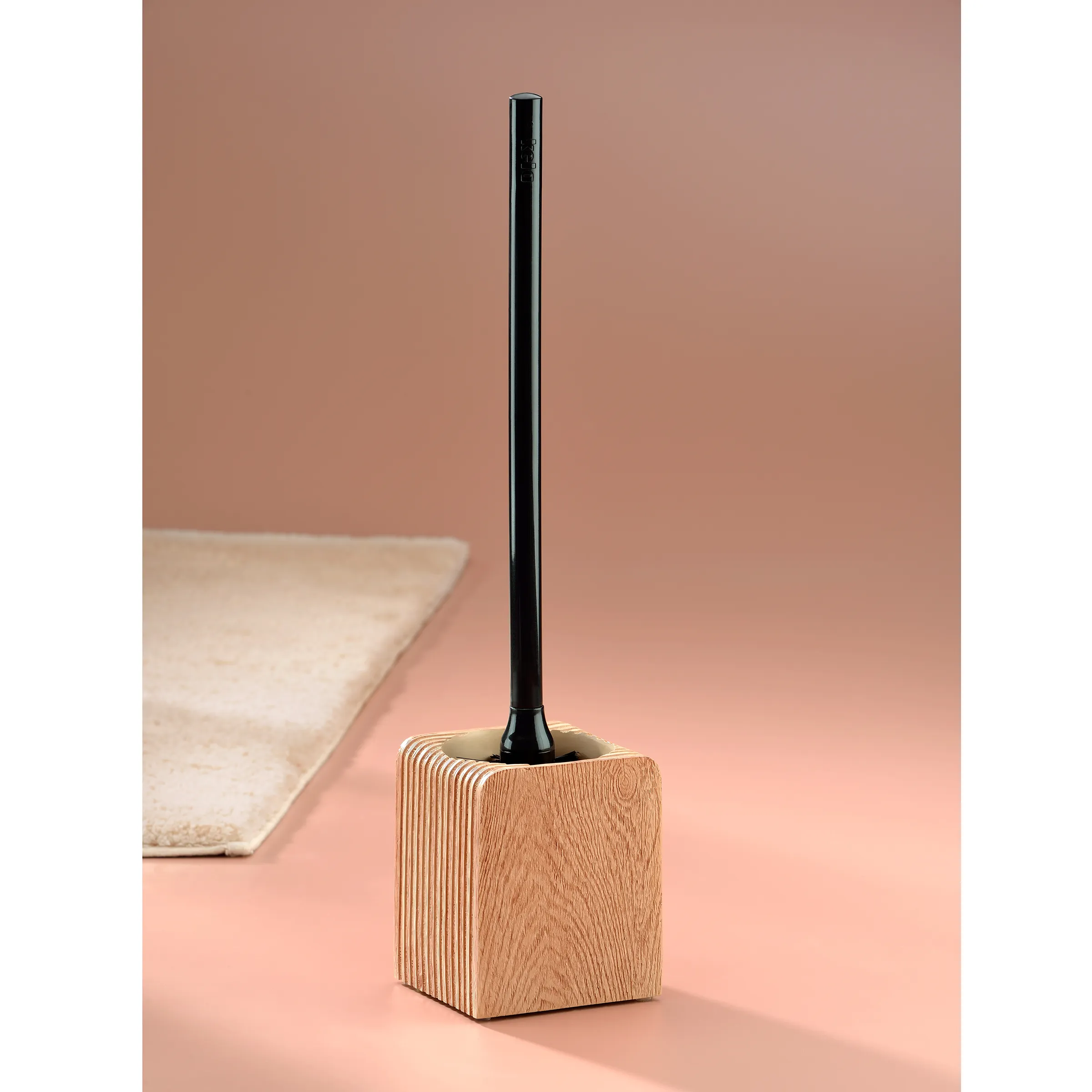 WC-Bürste mit Holzsockel Eiche – Design Toilettenbürste modern Moderne WC-Bürste mit schwarzem Bürstenkopf in würfelförmigem Holzsockel aus Eiche mit Rillenstruktur